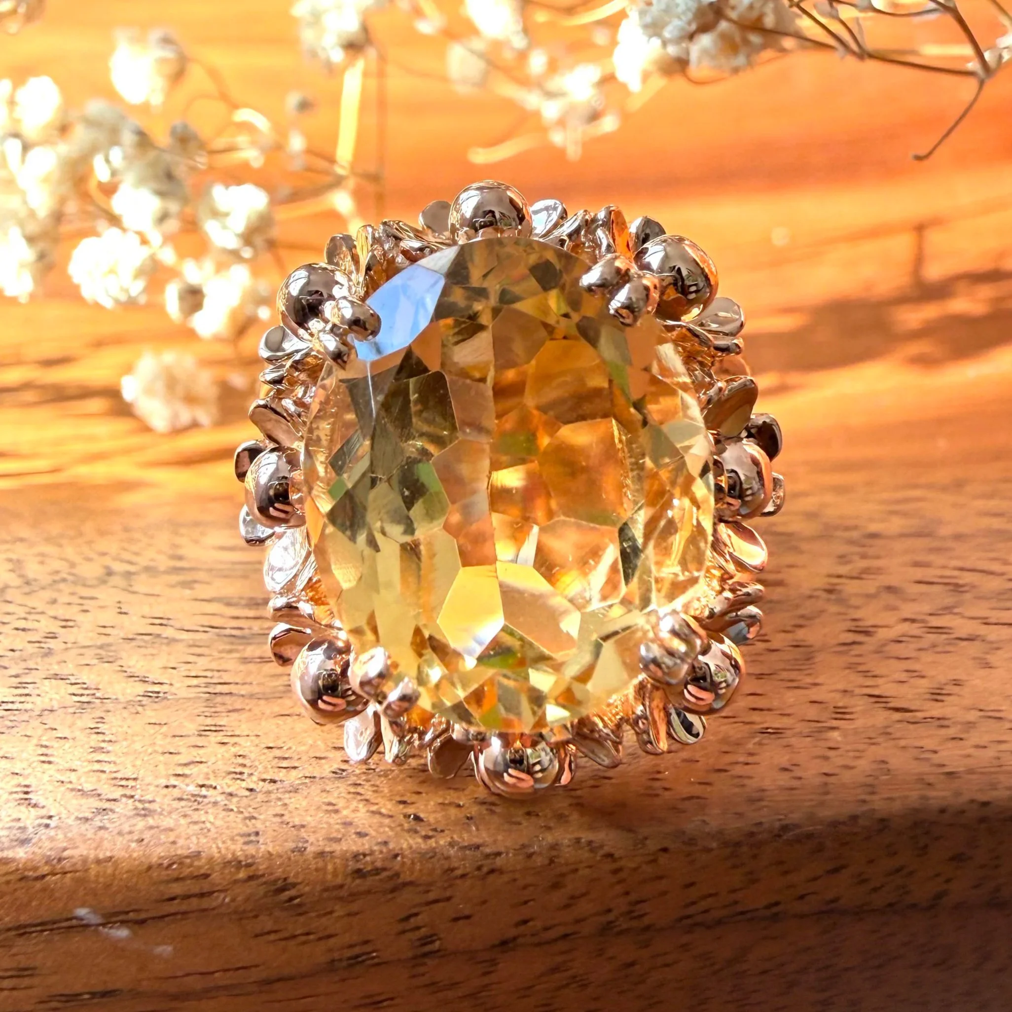 "La Centaure" Bague vintage en or rose et citrine a décor de fleurettes