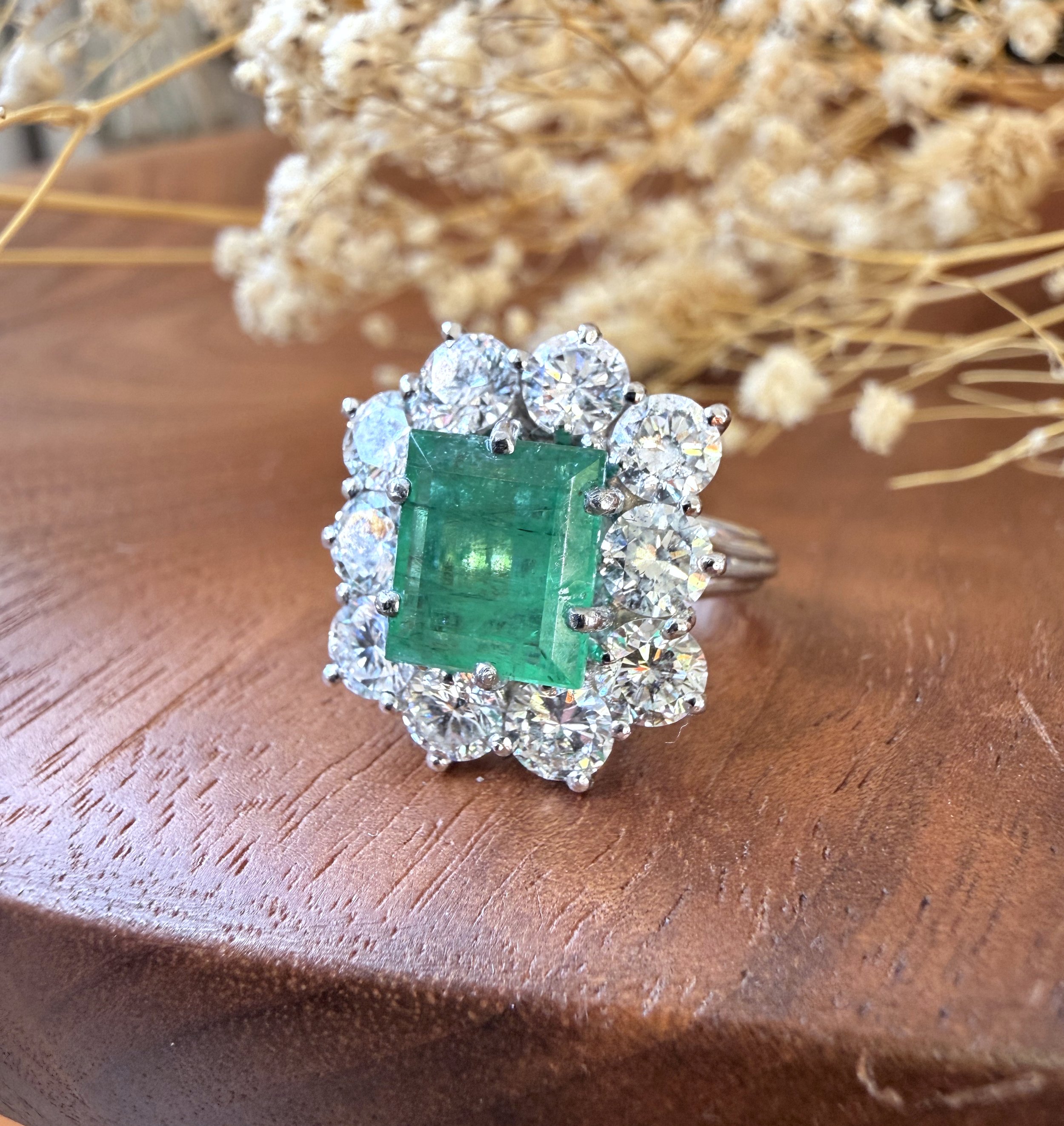 ADR3020-Bague-rectangulaire-marguerite-rare-vintage-emeraude-emerald-bague-mariage-anniversaire-aniversary-paris-french-estate3.jpeg