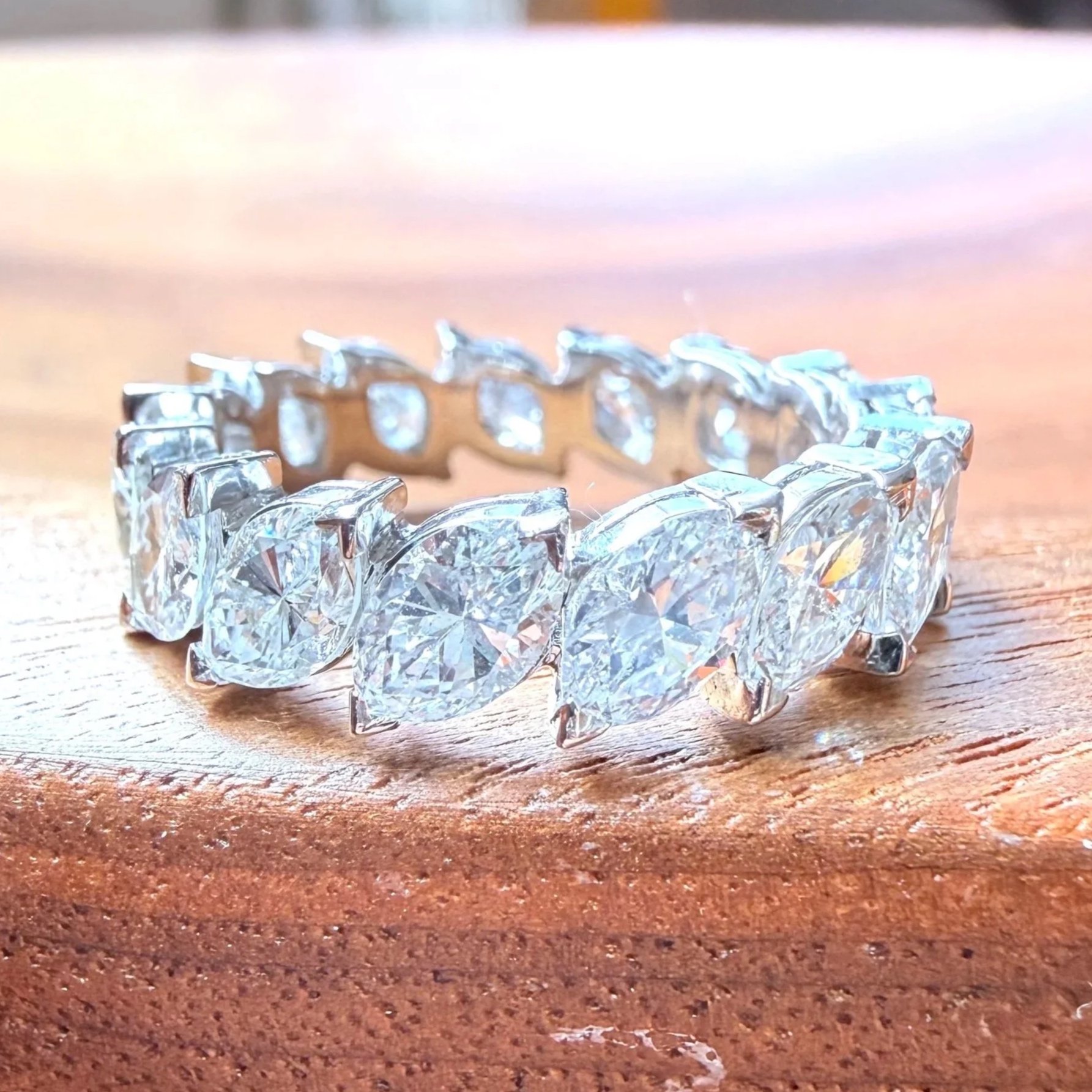 "La Somptueuse" alliance en or blanc et diamants de taille navette T55