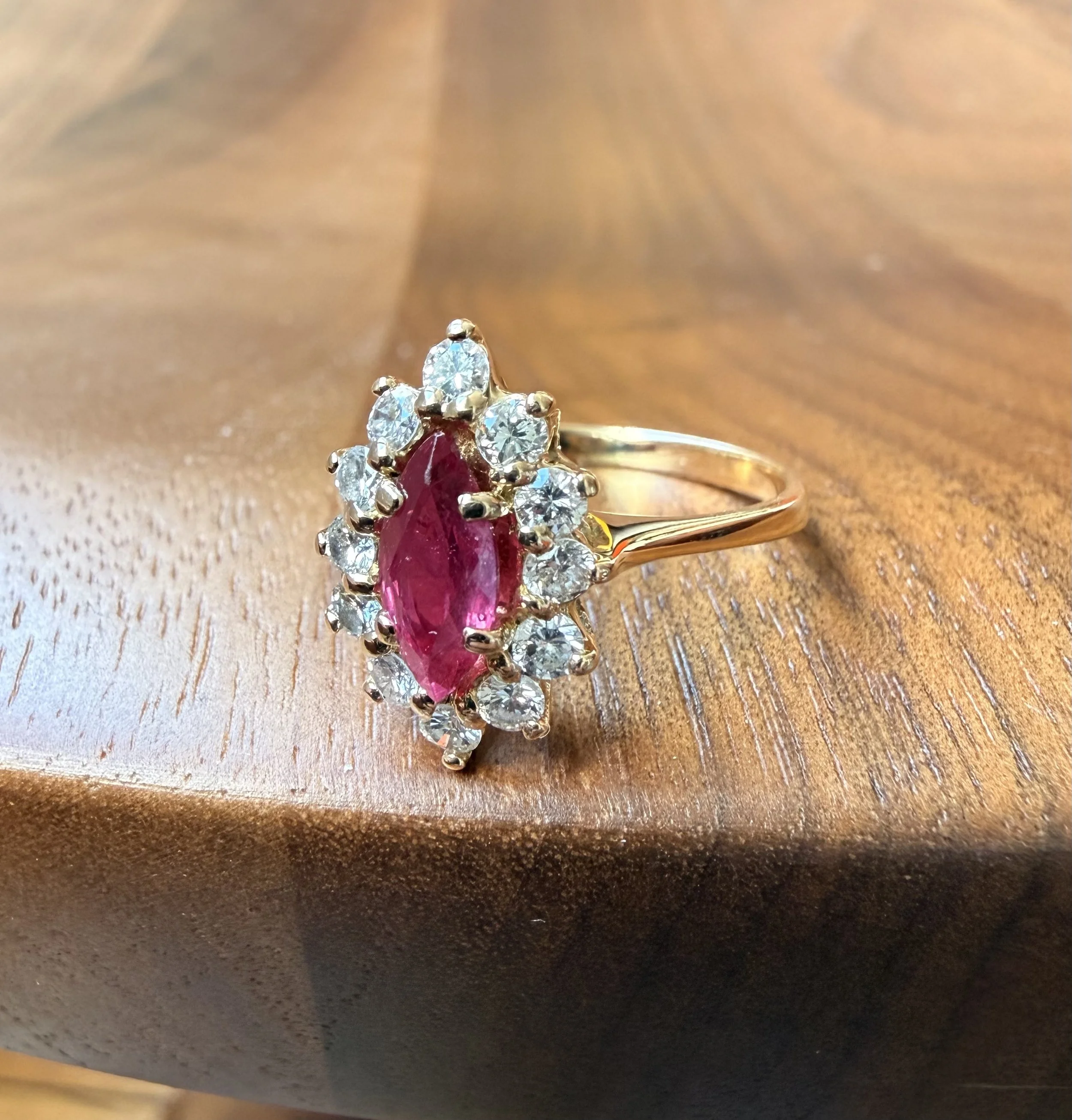 ADR3012-Bague-josephine-rubis-diamants-or-jaune-navette-marquise4.jpeg