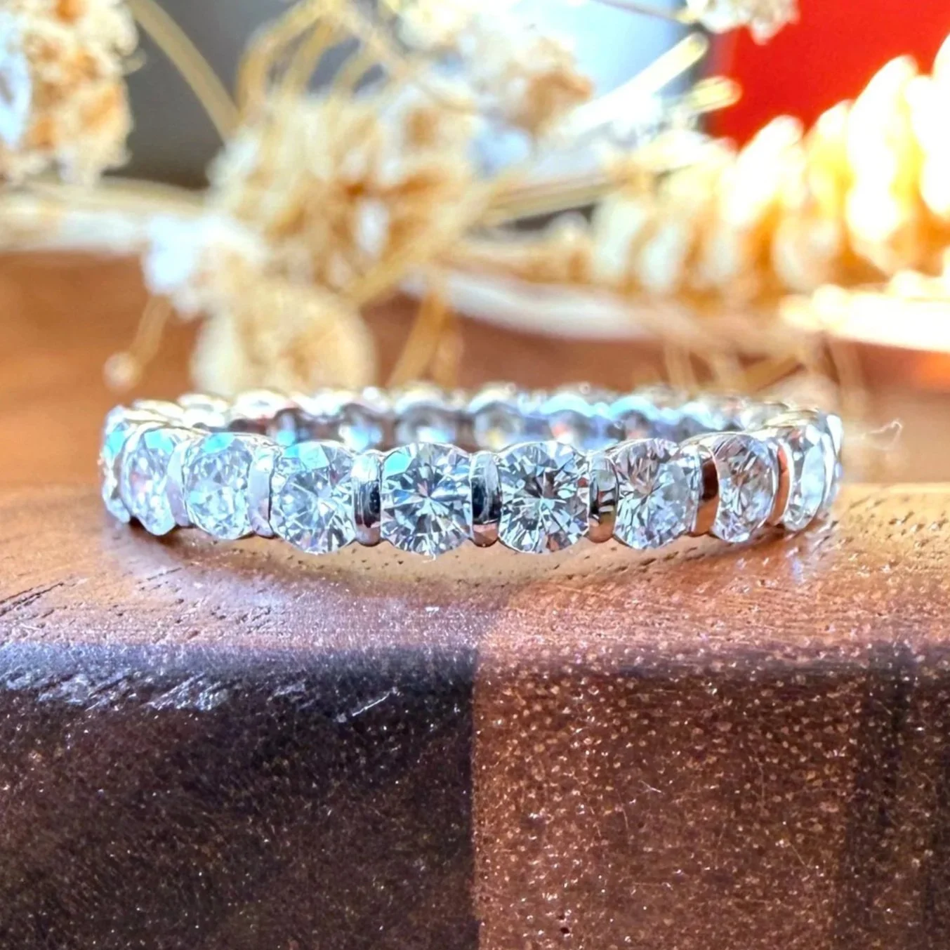 Alliance "Chirol" en platine, or blanc et tour complet de diamants T53