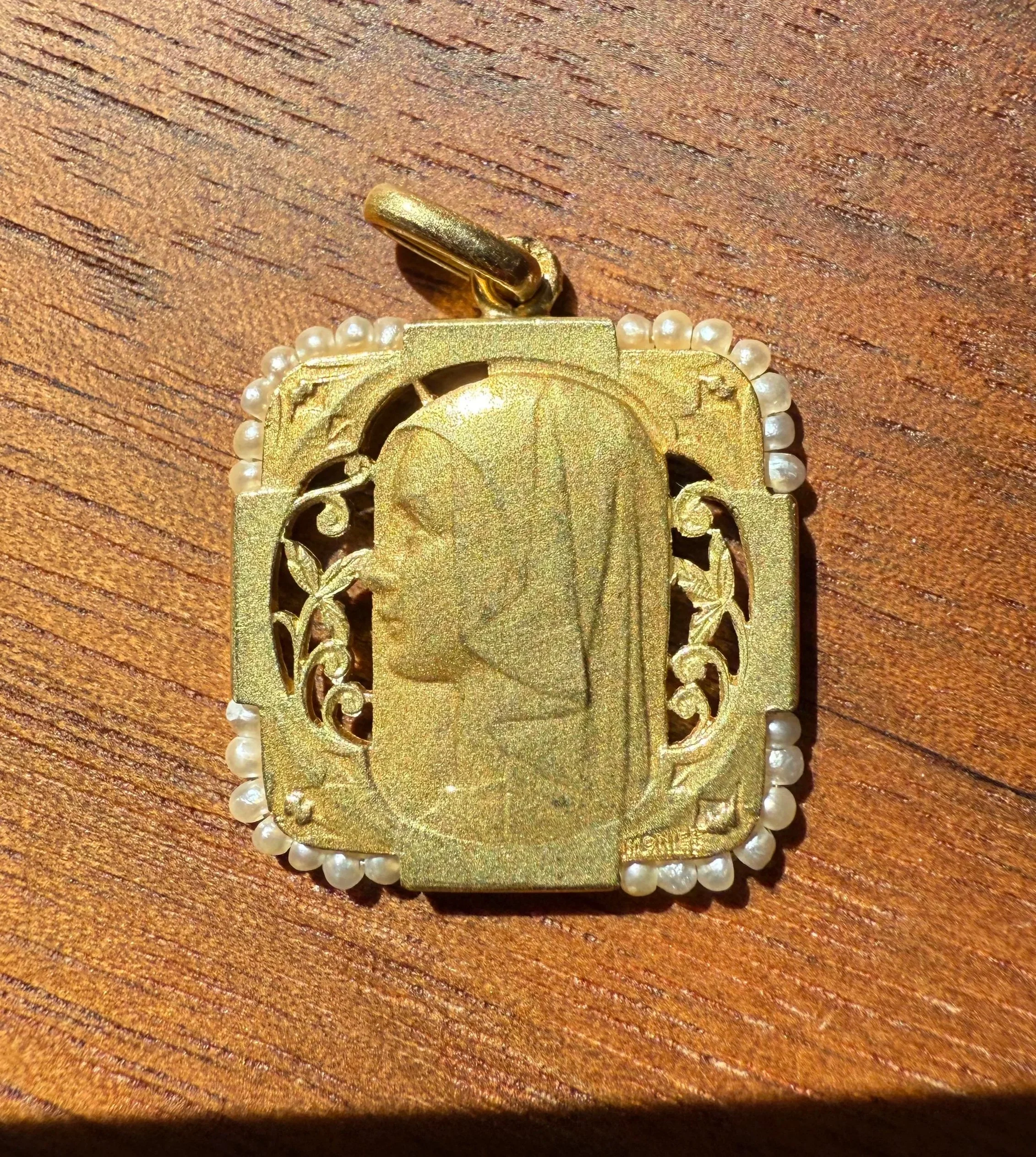 Emile Monier, Très jolie médaille ancienne de la vierge de forme carrés aux bords arrondis, avec des petites perles supposées fines