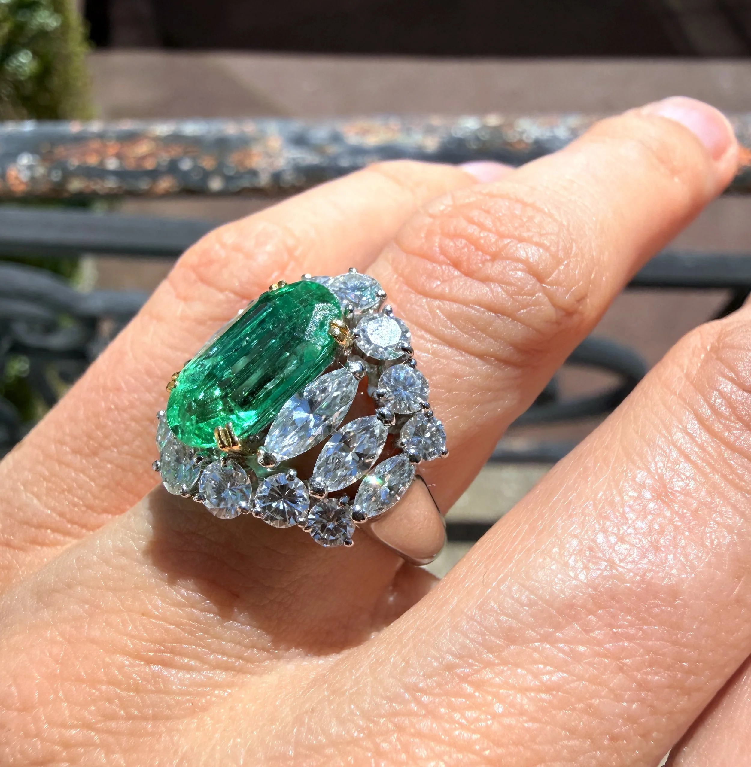 ADR3075-amande-bague-emeraude-diamants-navette-emerald-ring-ovale-green-diamonds-fiancailles-mariage-aniversary-anniversaire1.jpeg