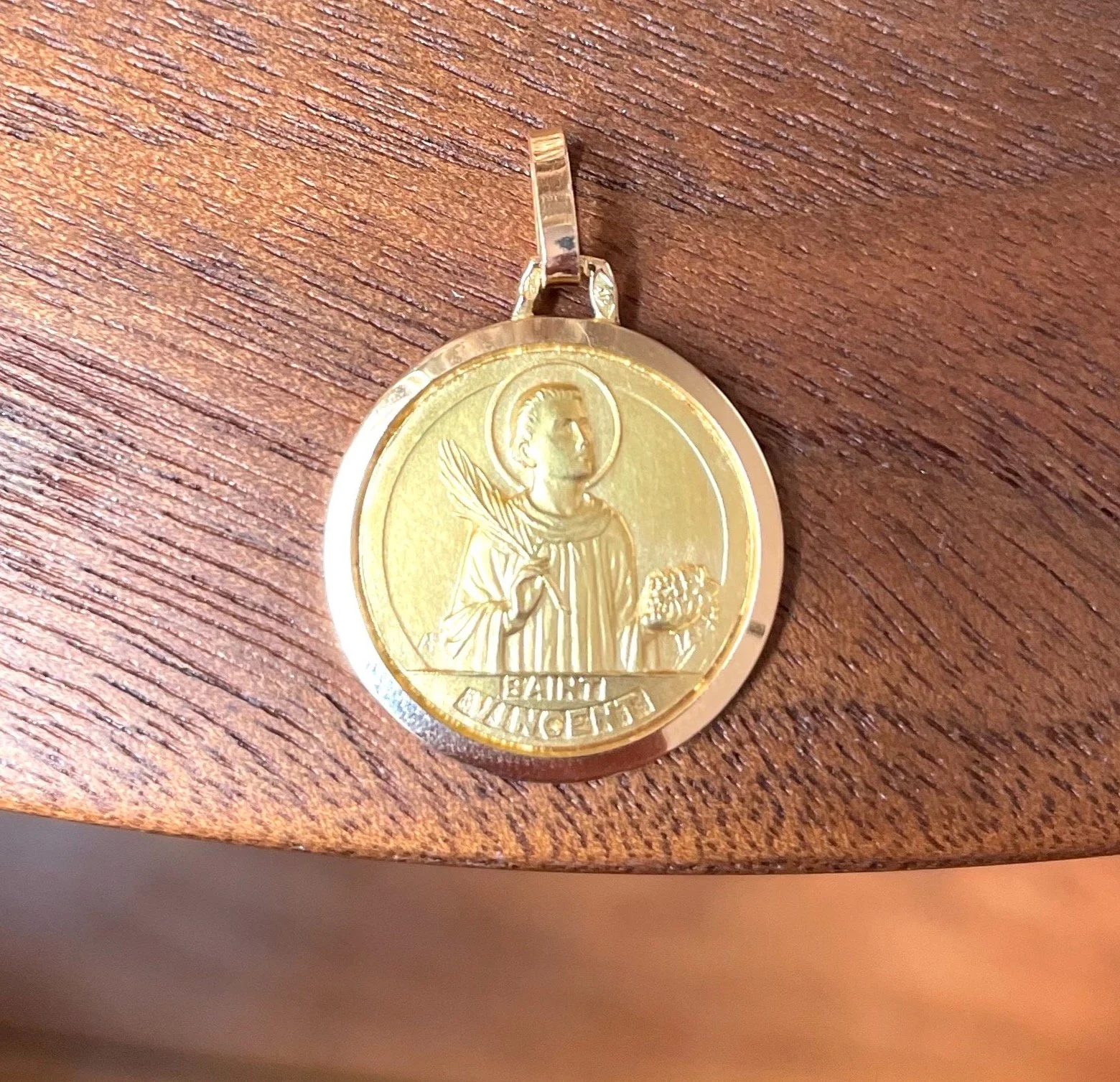 Médaille en or jaune représentant "Saint Vincent de Saragosse"
