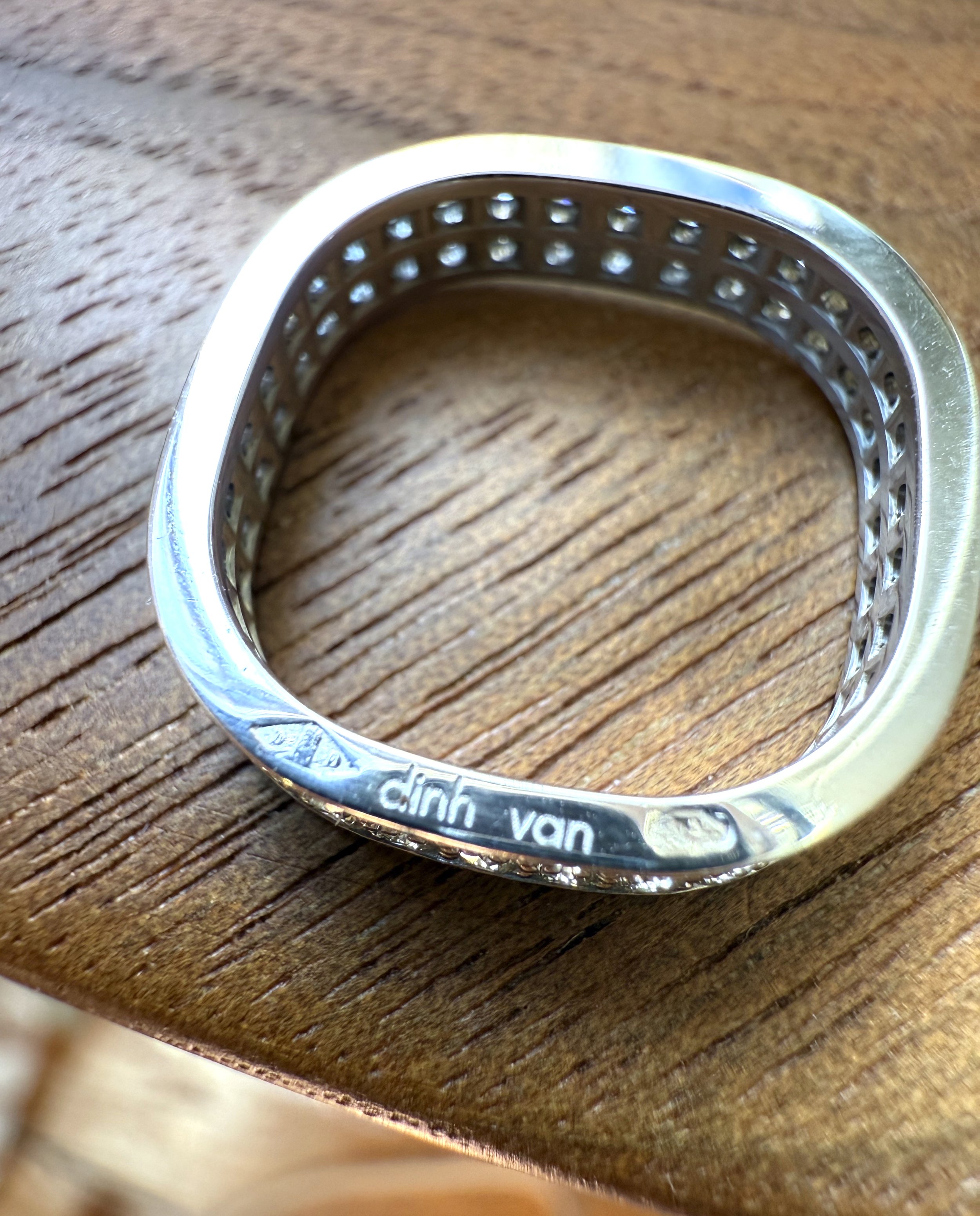ADR2572-alliance-dinh-van-carré-diamants-or-blanc-cadeau-naissance-fiancaille-mariage-anniversaire (2).jpeg