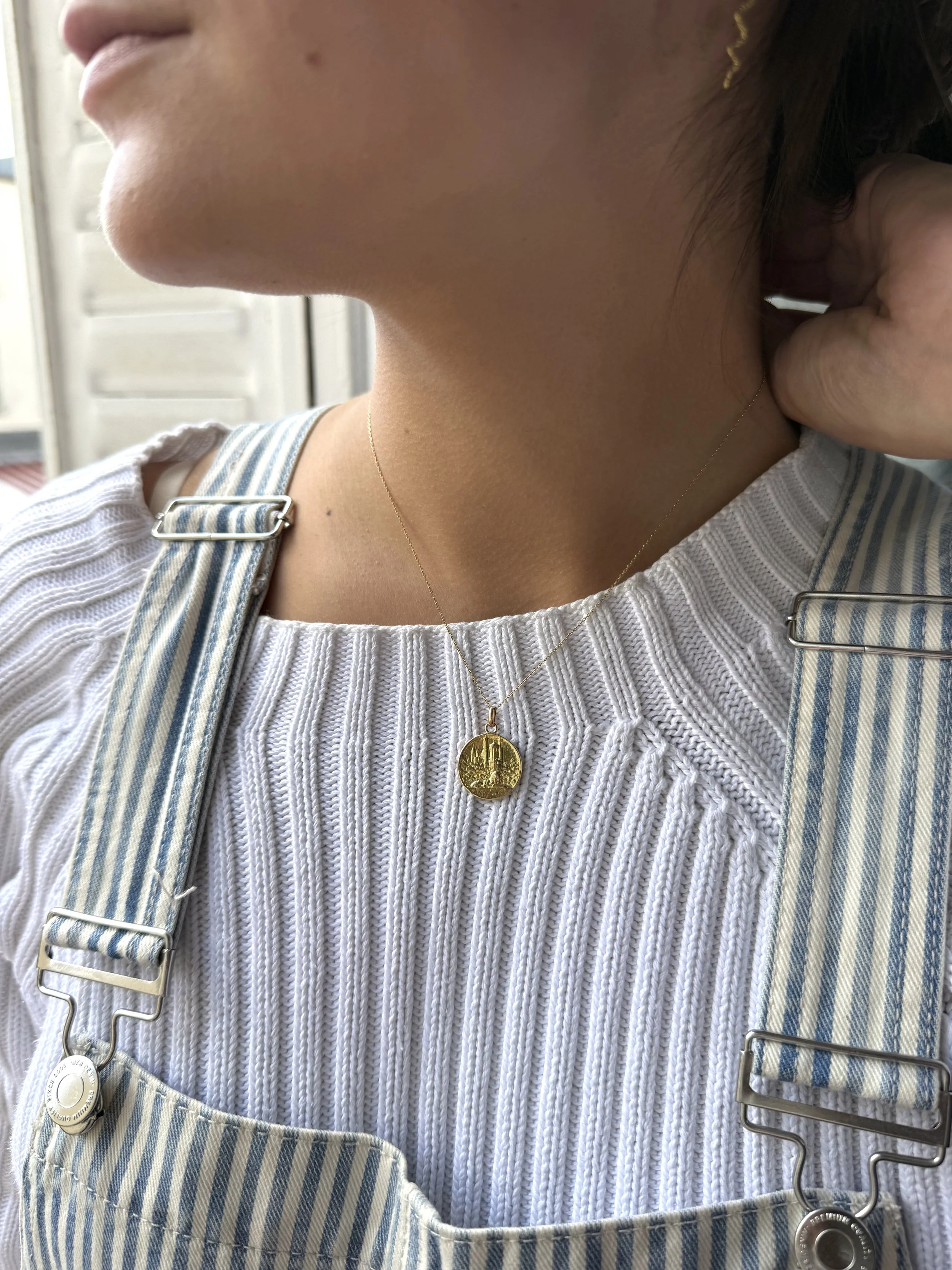 ADR2860-médaille-or-jaune-vierge-notre-dame-de-fouvieres-cadeau-naissance-bapteme-communion-confirmation (2).jpeg