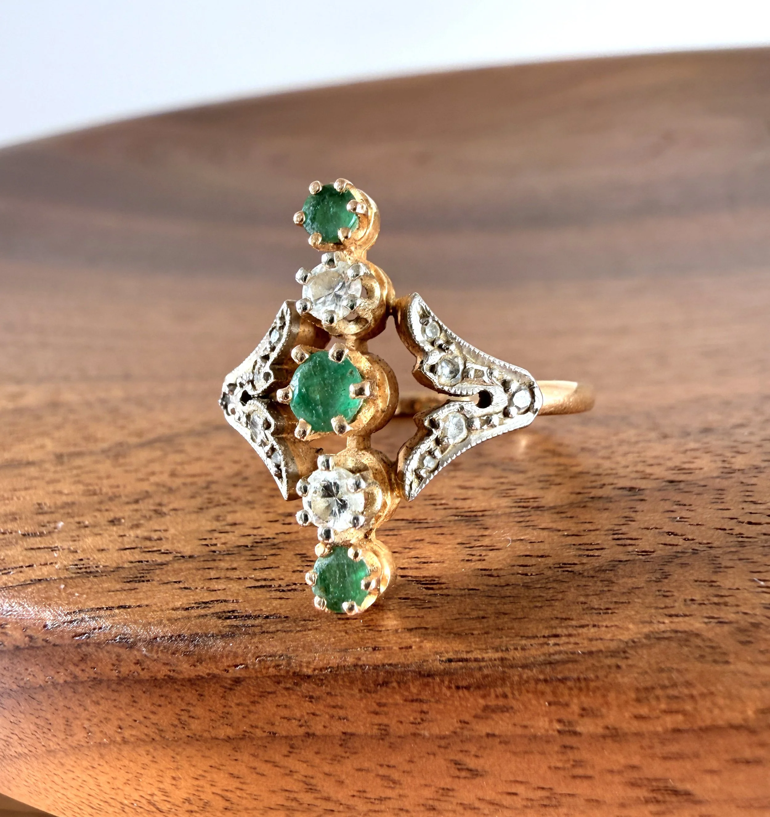 ADR3053-La-Lise-Bague-ancienne-art-nouveau-or-rose-emeraude-emerald-ring-diamonds-trilogie-trio-trois-passe-present-future2.jpeg