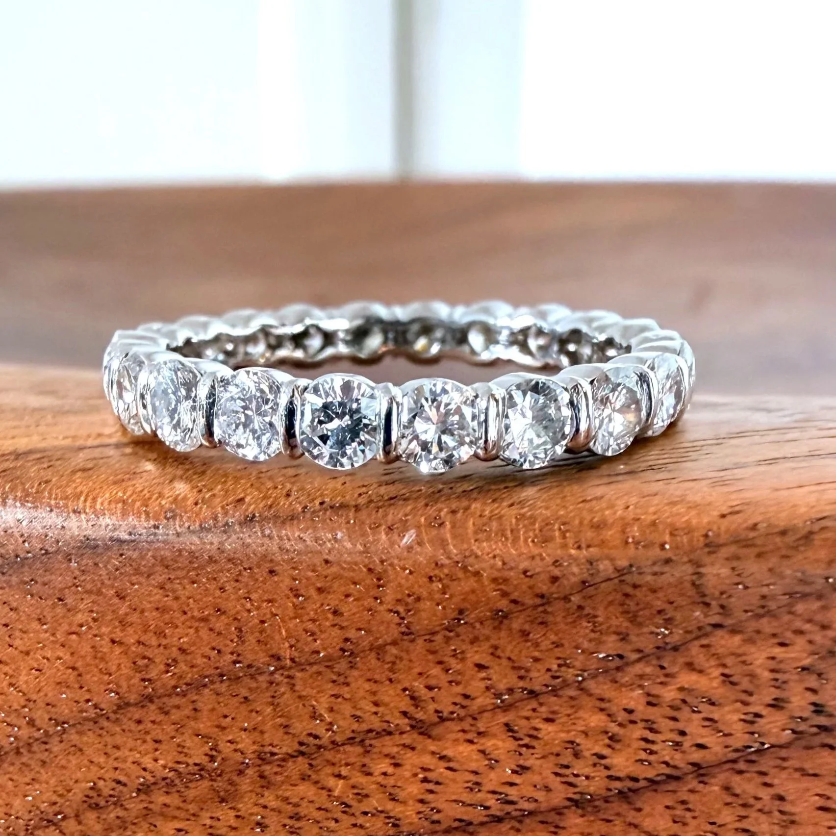 Alliance "Chirol" en platine, or blanc et tour complet de diamants T56,5