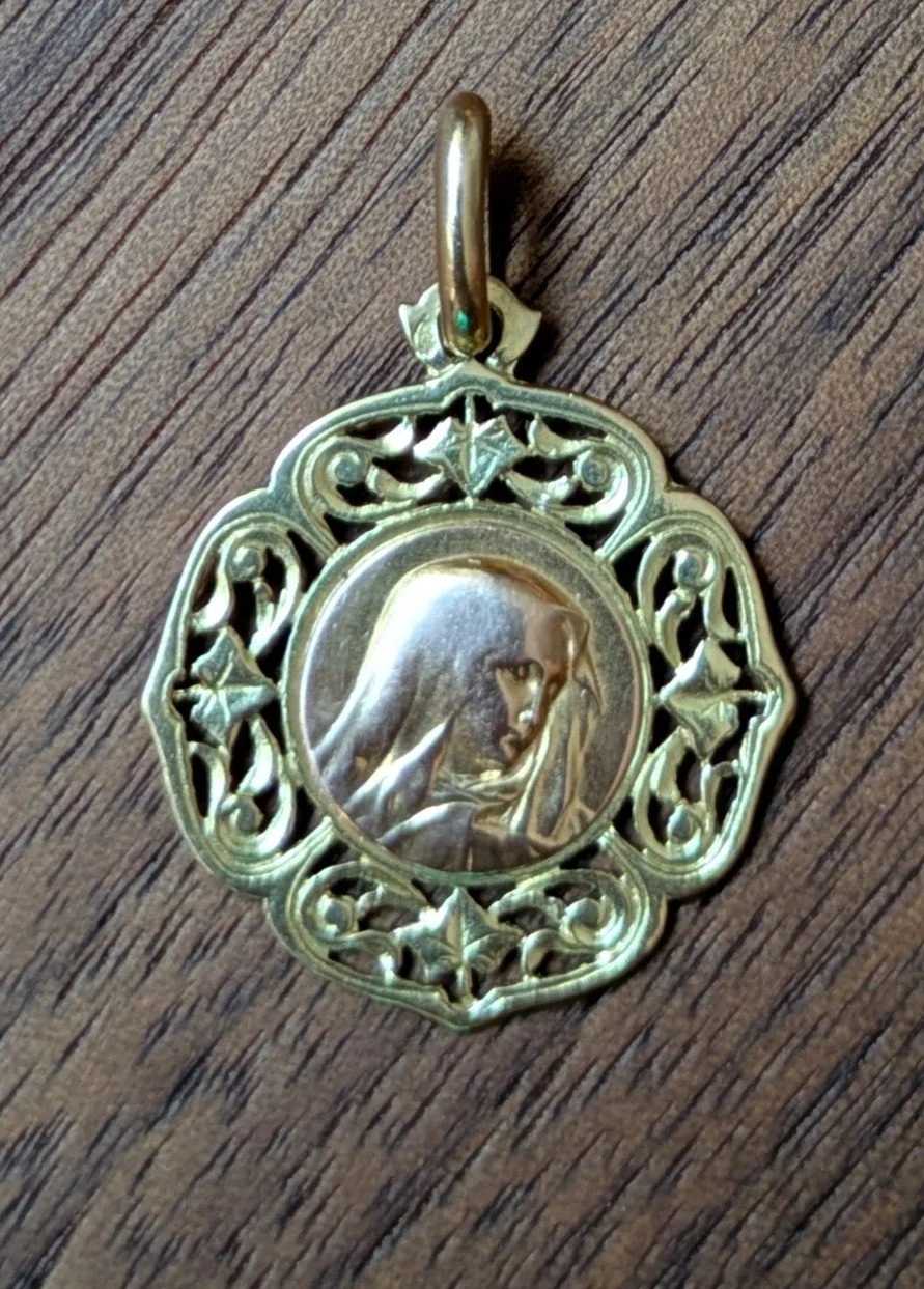 ADR2549-medaille-or-jaune-ronde-vierge-marie-religion-cadeau-naissance-bapteme-communion-confirmation-anniversaire (1).jpg
