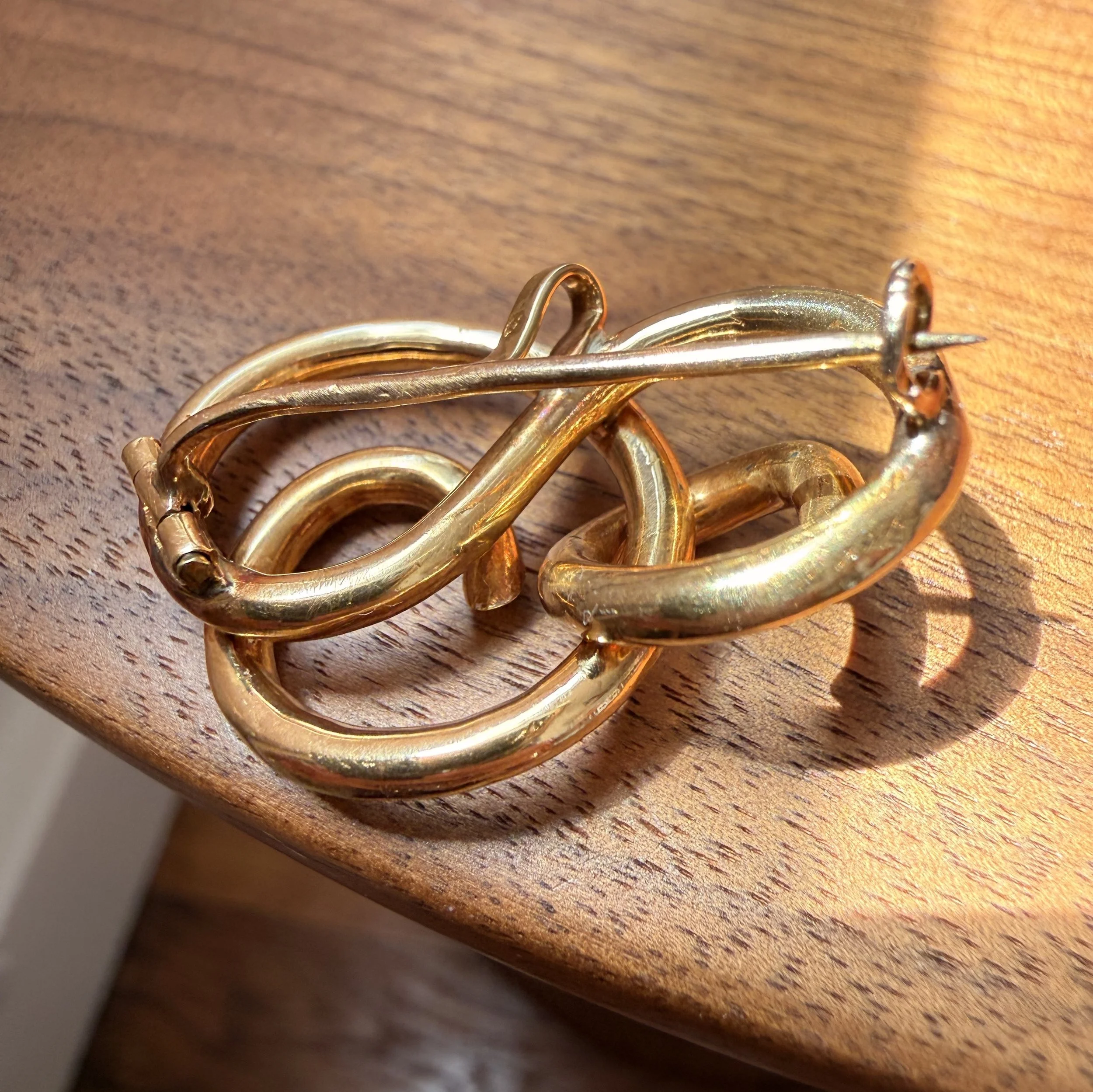 ADR3034-pendentif-collier-broche-or-jaune-volutes4.jpeg
