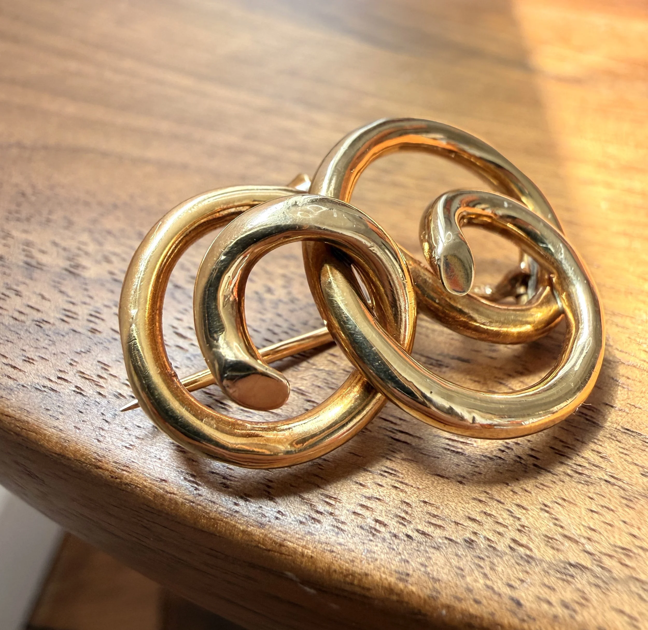 ADR3034-pendentif-collier-broche-or-jaune-volutes3.jpeg