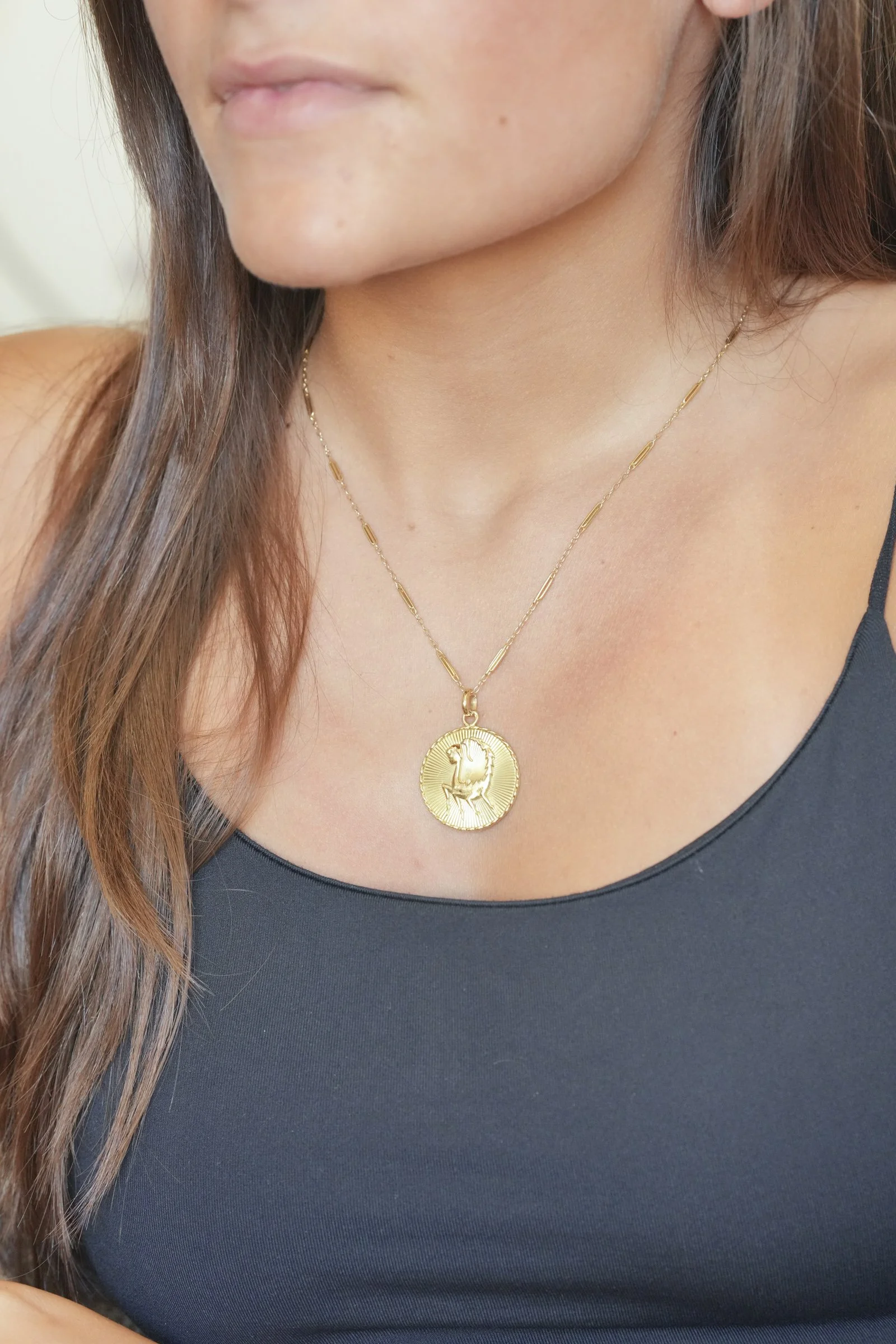 ADR2959-pebdebtif-signe-astro-or-gold-pendant1.jpg