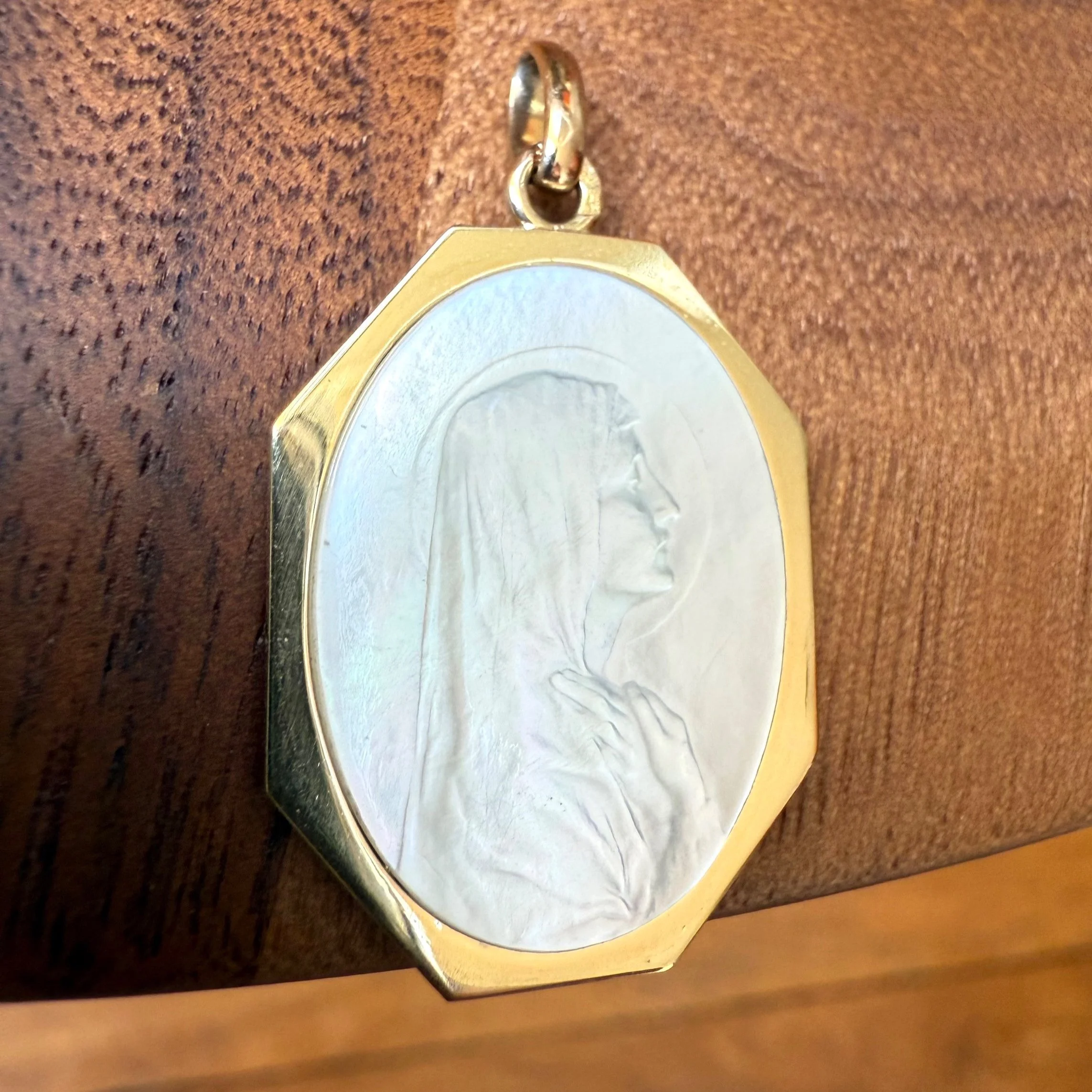 ADR2828-medaille-vierge-marie-or-jaune-nacre2.jpg