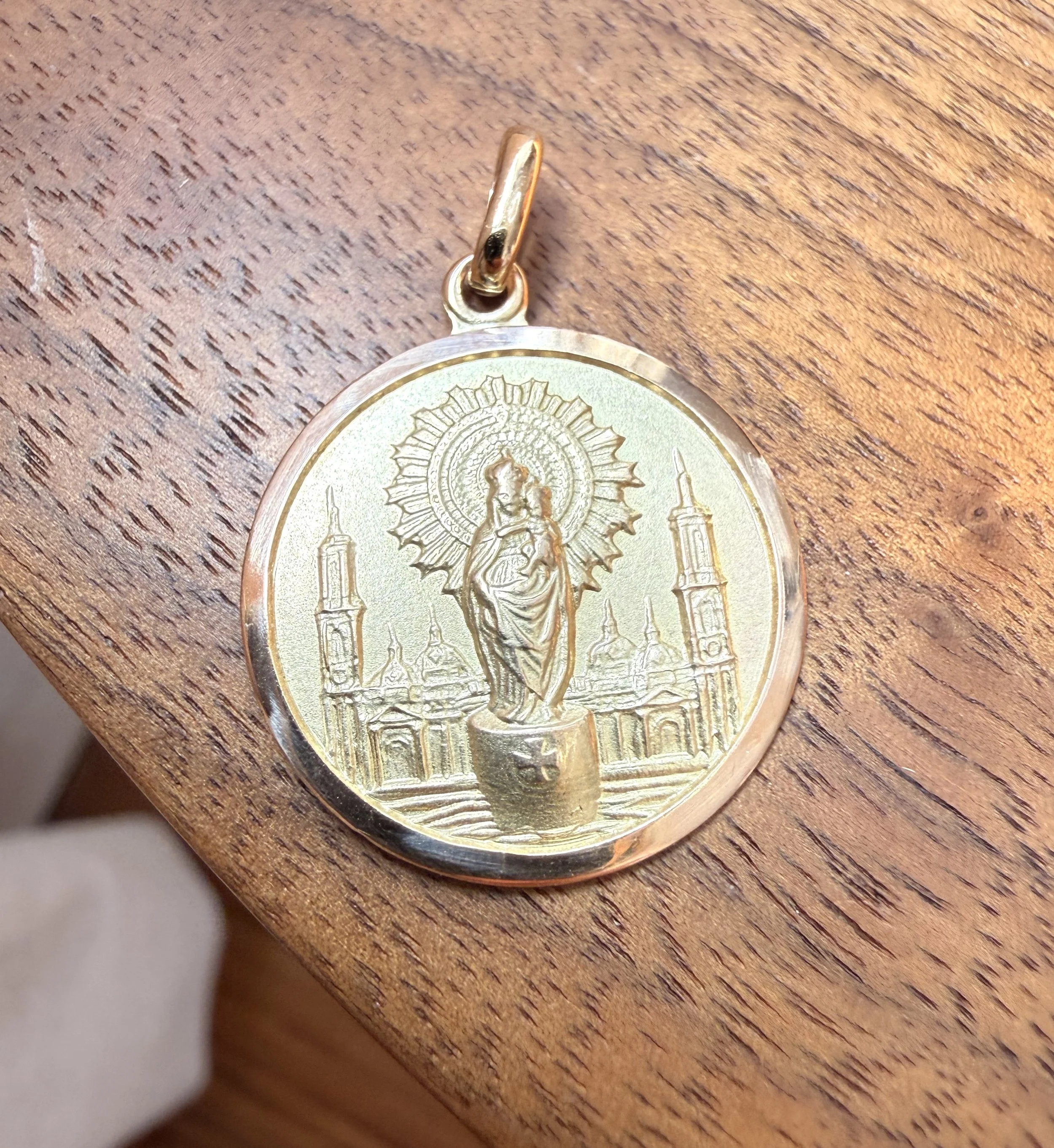 ADR2972-medaille-vierge-or1.jpeg
