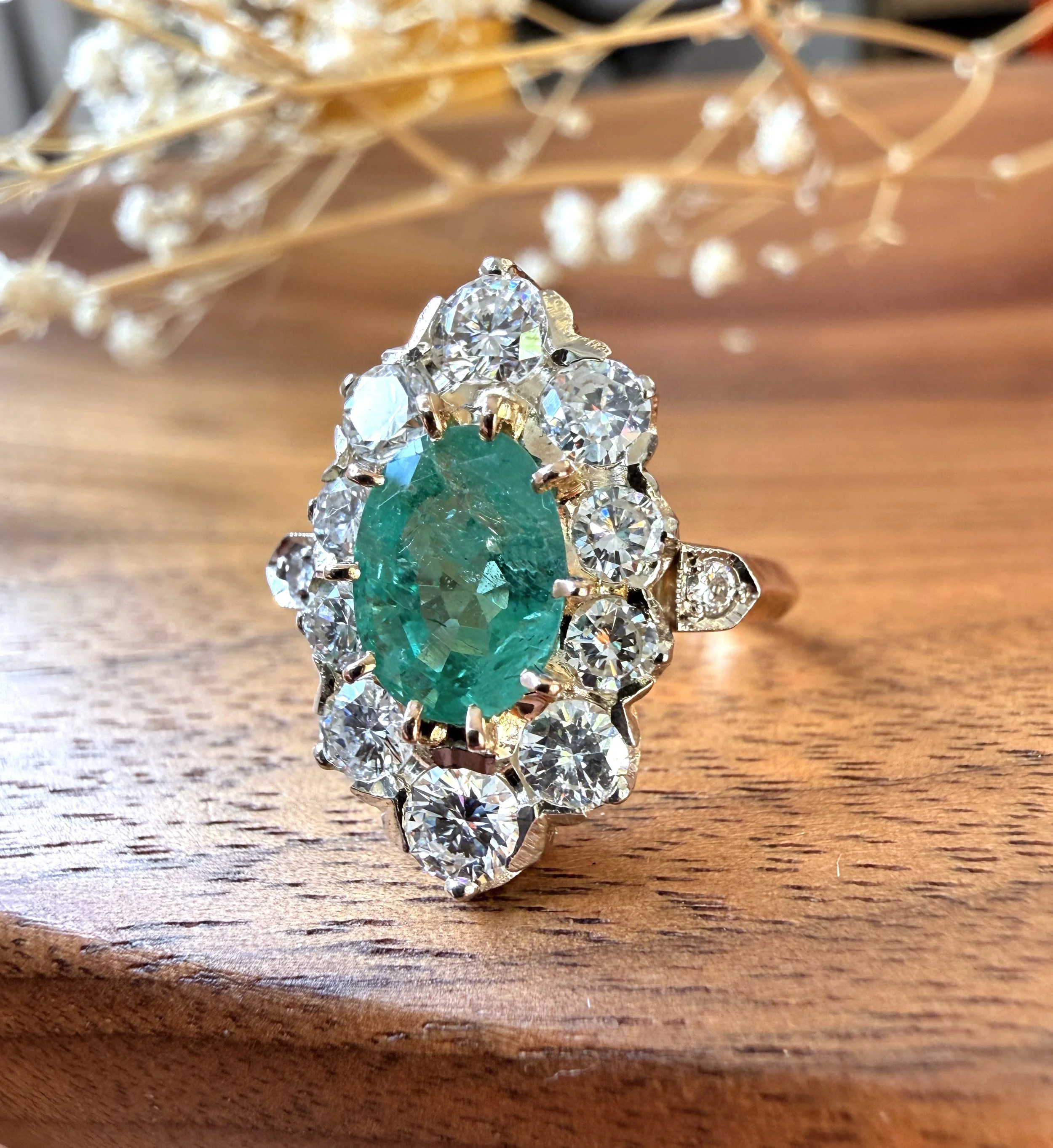 ADR3019-emeraude-zambie-bague-ancienne-halo-diamond-emerald-ring-estate-bijoux-anciens-paris-french-jewelry-unique-estate-vintage2.jpeg