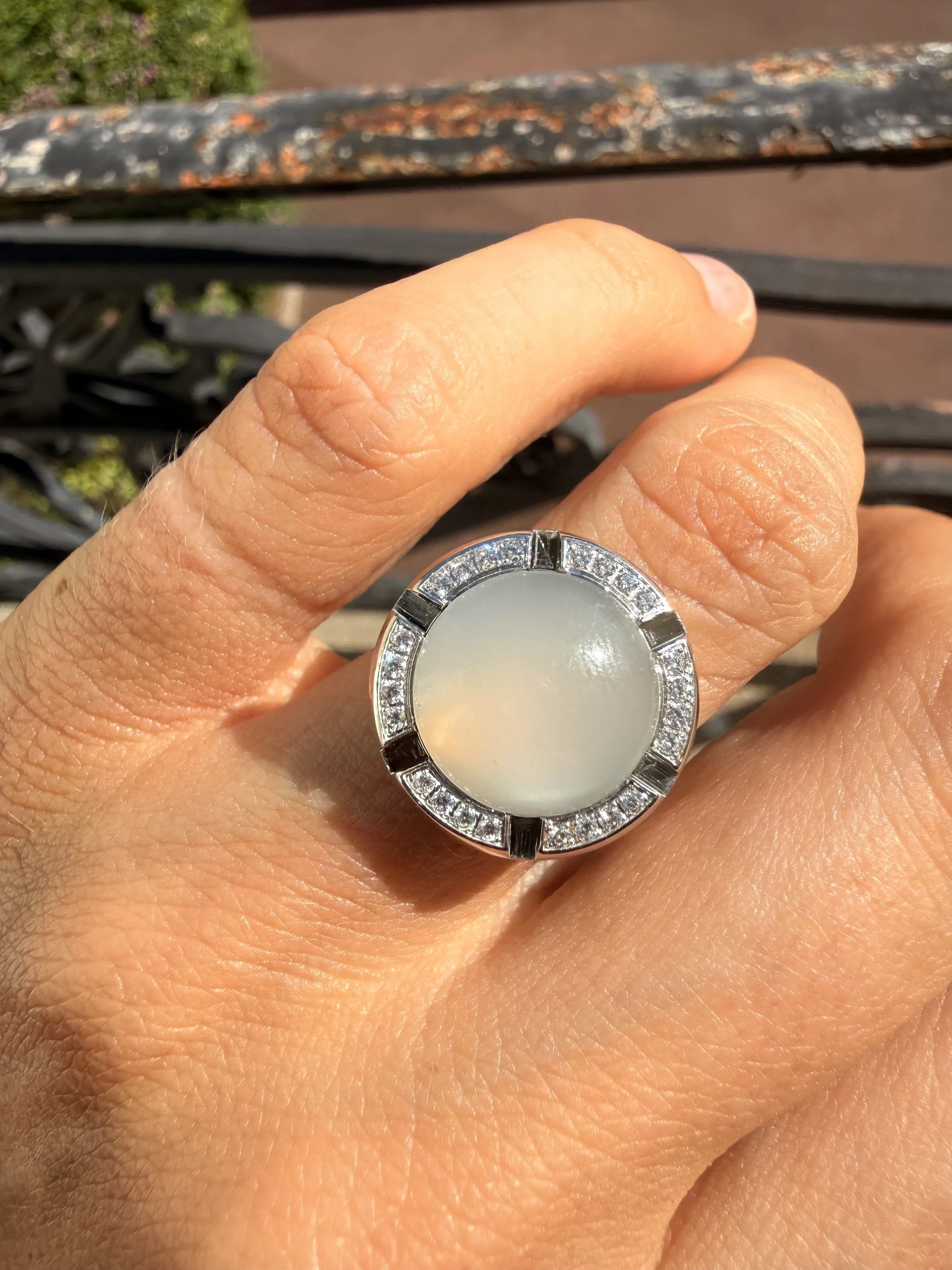 ADR3061-Bague-Chaumet-mapremiere-or-blanc-pierre-de-lun-moonstone-gold-diamonds-ring12.jpeg