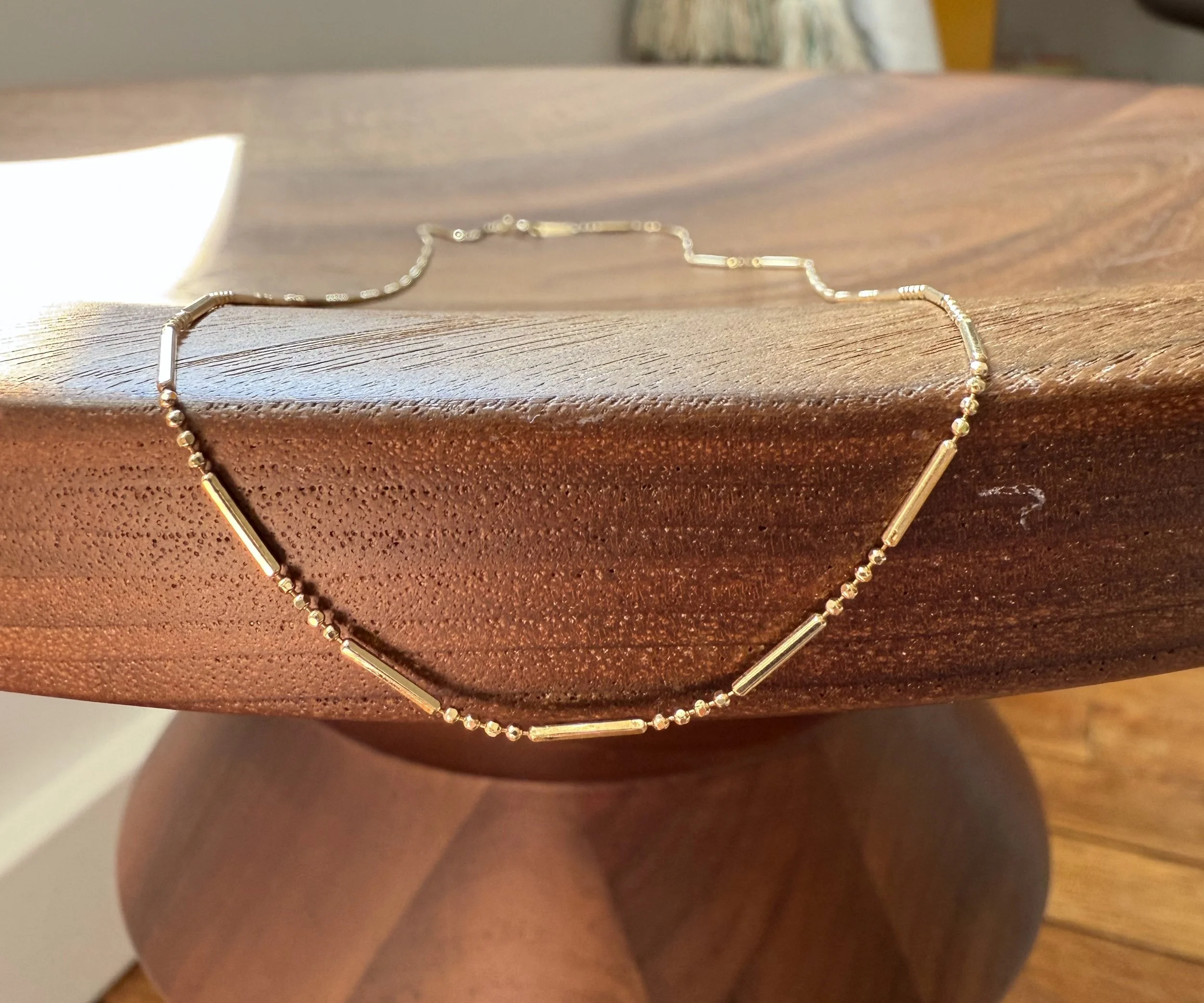 Chaine en or jaune alternant bâtonnets et maille militaire