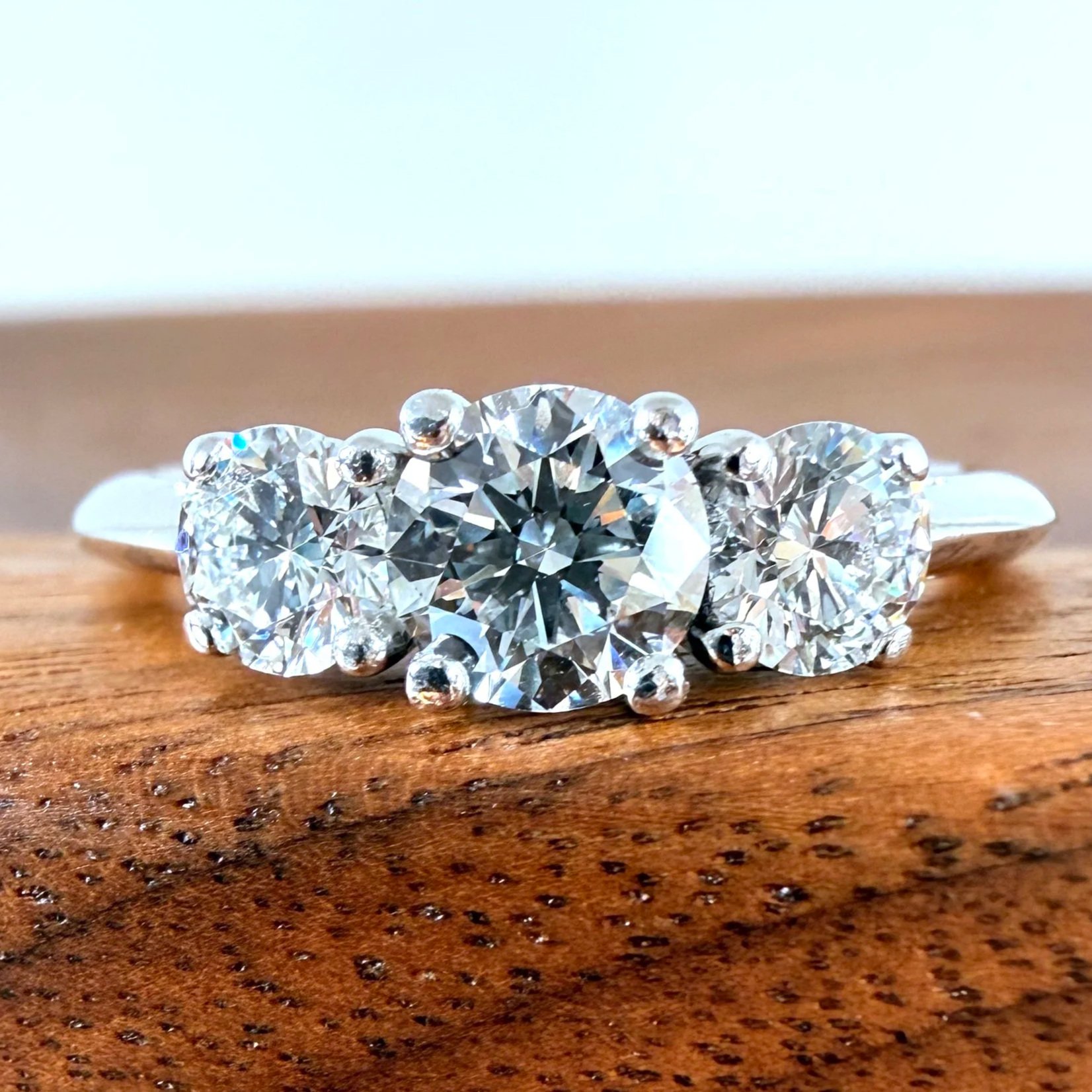 Tiffany & co, Bague trilogie en platine et diamants