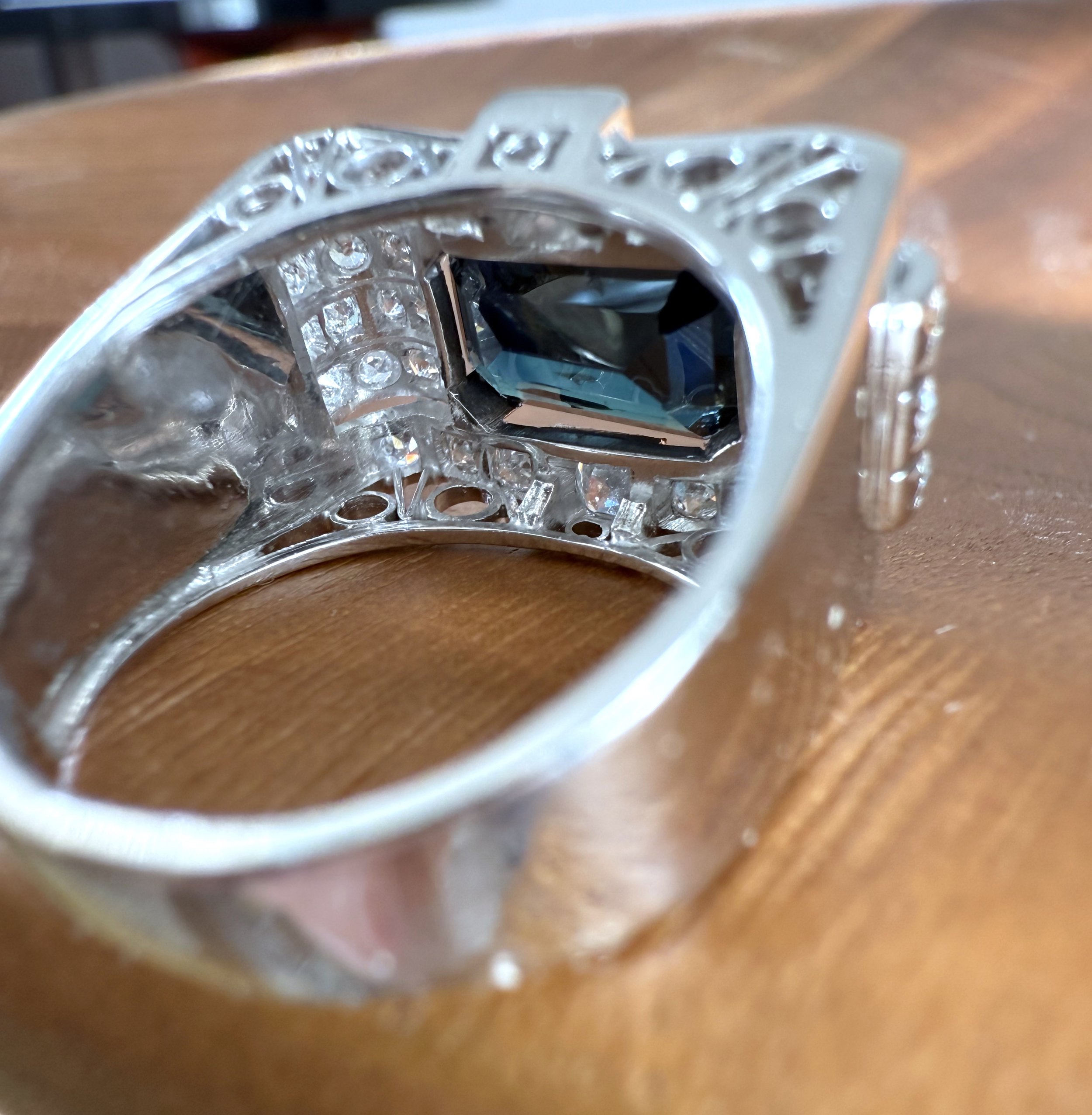 ADR3006-La-Loup-bague-art-deco-tank-saphir-sapphire-ring-vintage-bijoux-anciens-paris-anniversaire-mariage4.jpeg