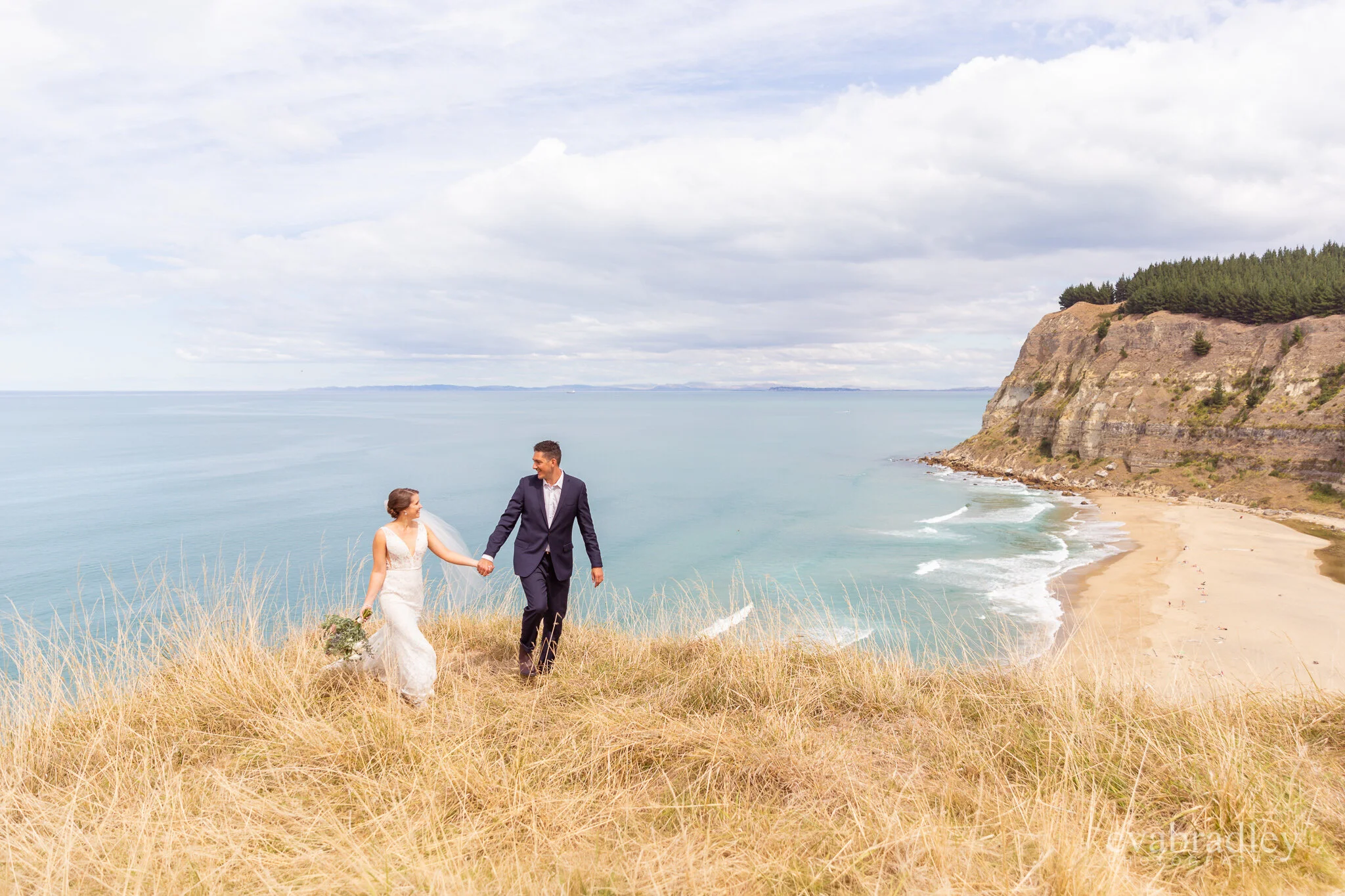 wedding photos at waipatiki beach hawkes bay nz