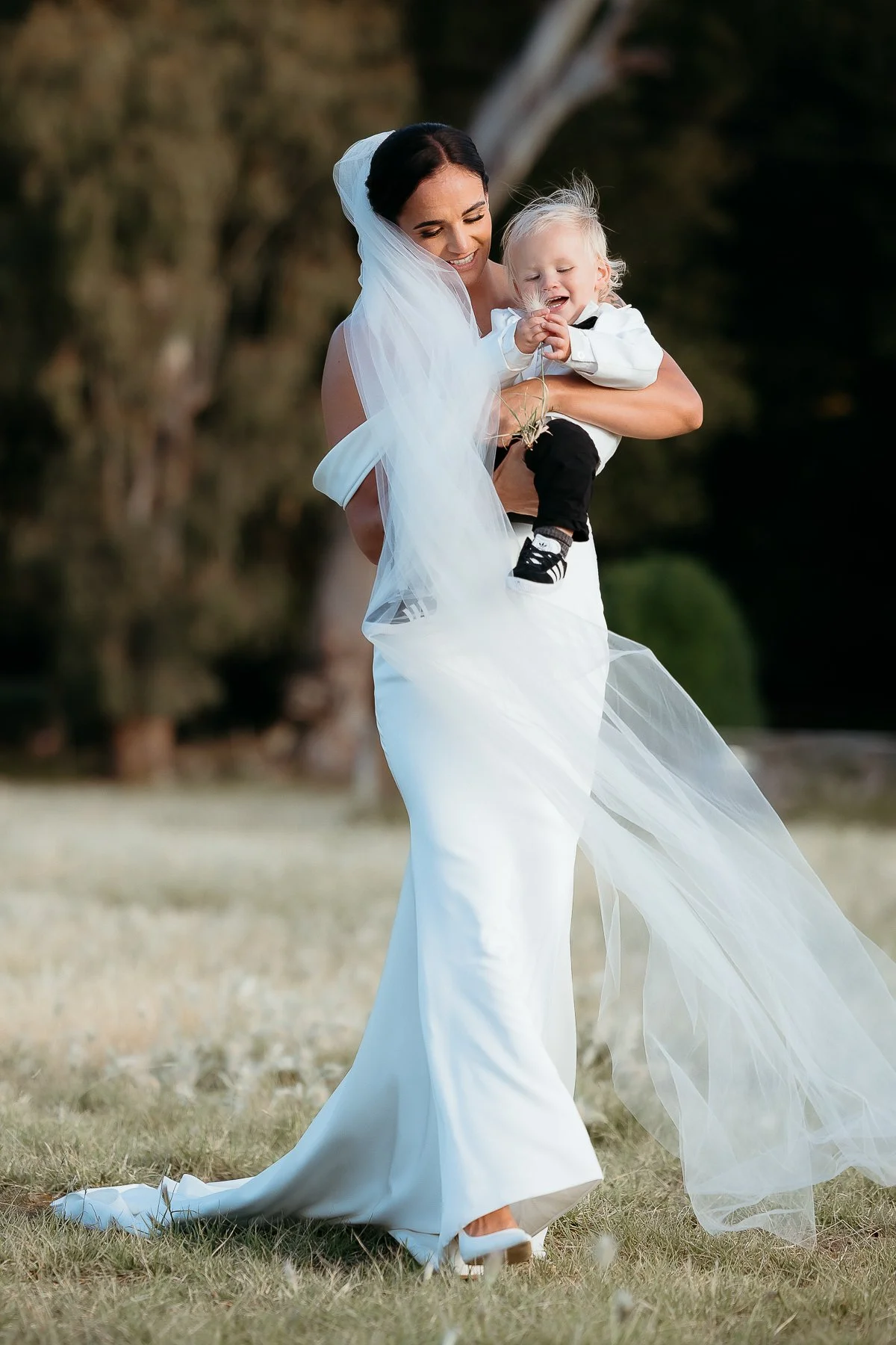 bride-with-young-child-by-hawkes-bay-wedding-photographer-eva-bradley