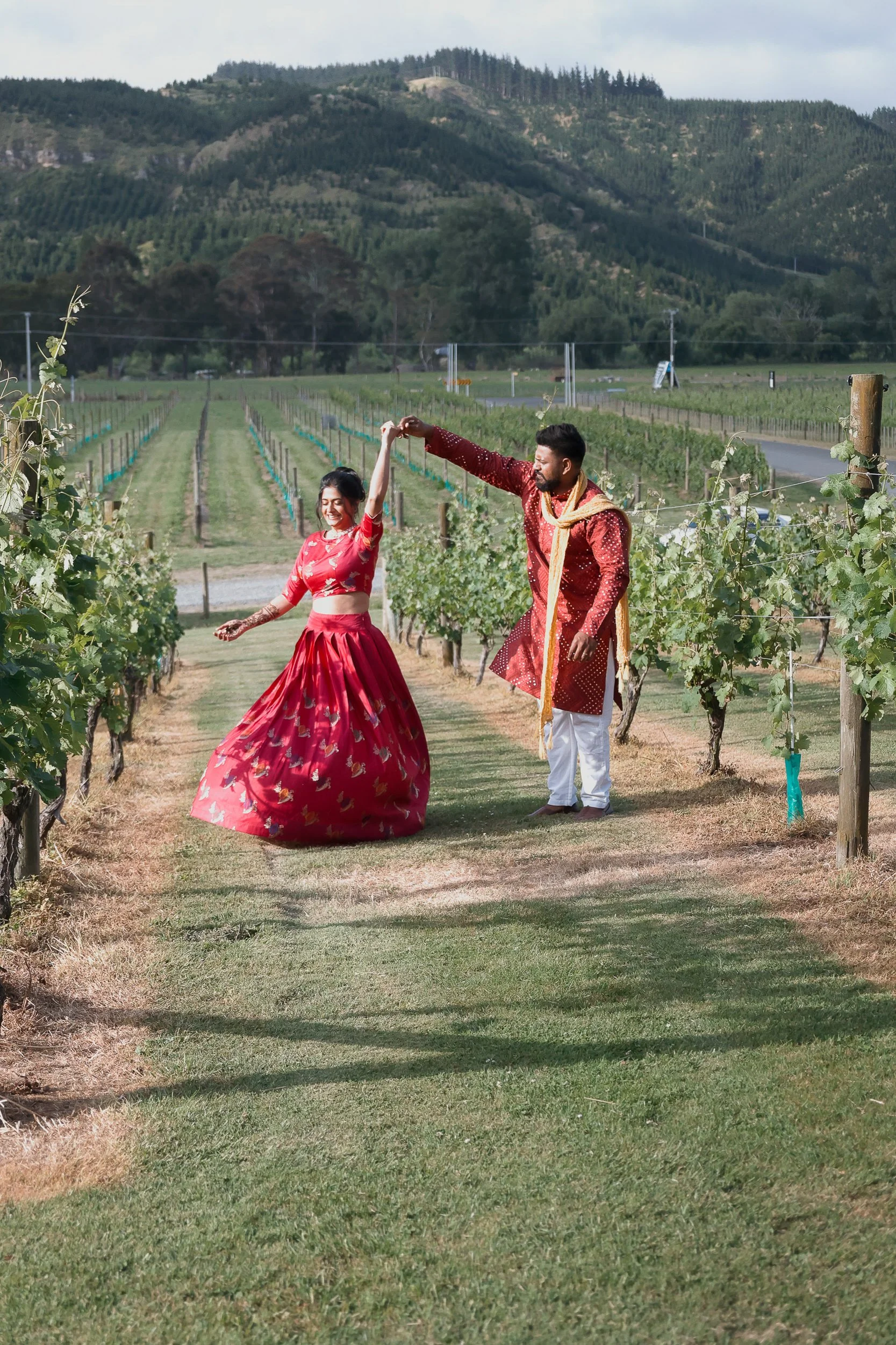 dancing-in-the-vines-at-hawkes-bay-wedding-venue-kiwiesque