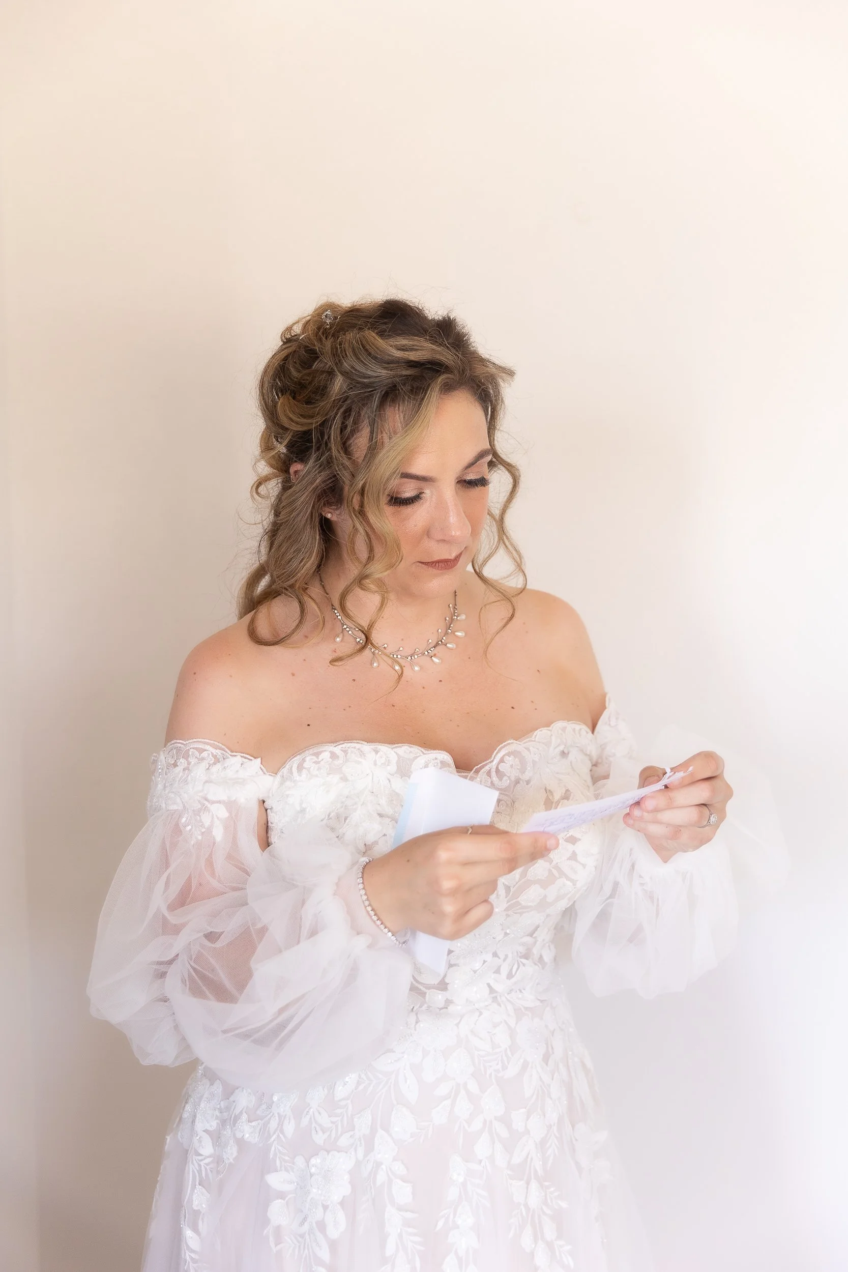 hawkes-bay-bride-reads-letter