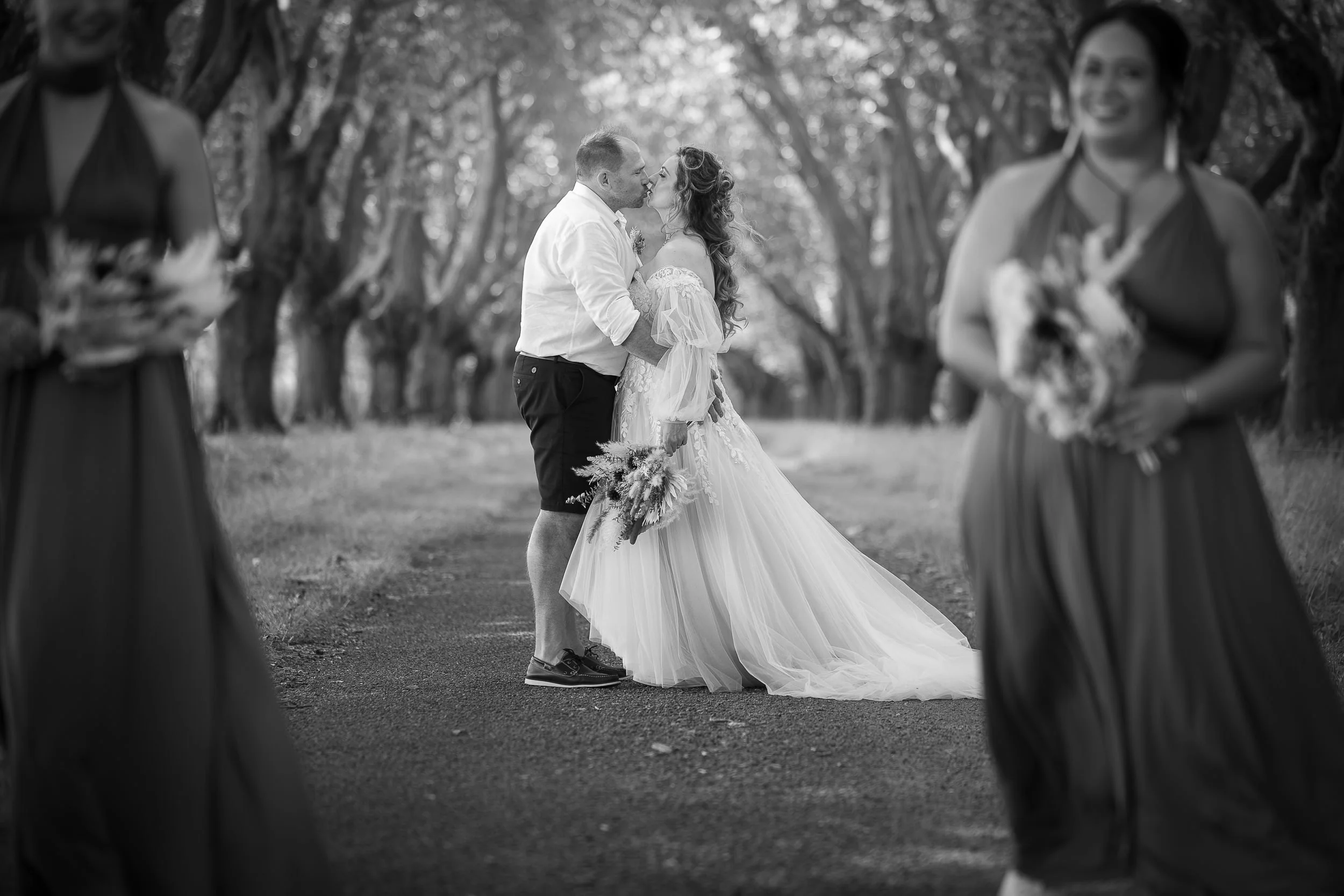 black-and-white-photo-of-couple-kissing-by-napier-photographer