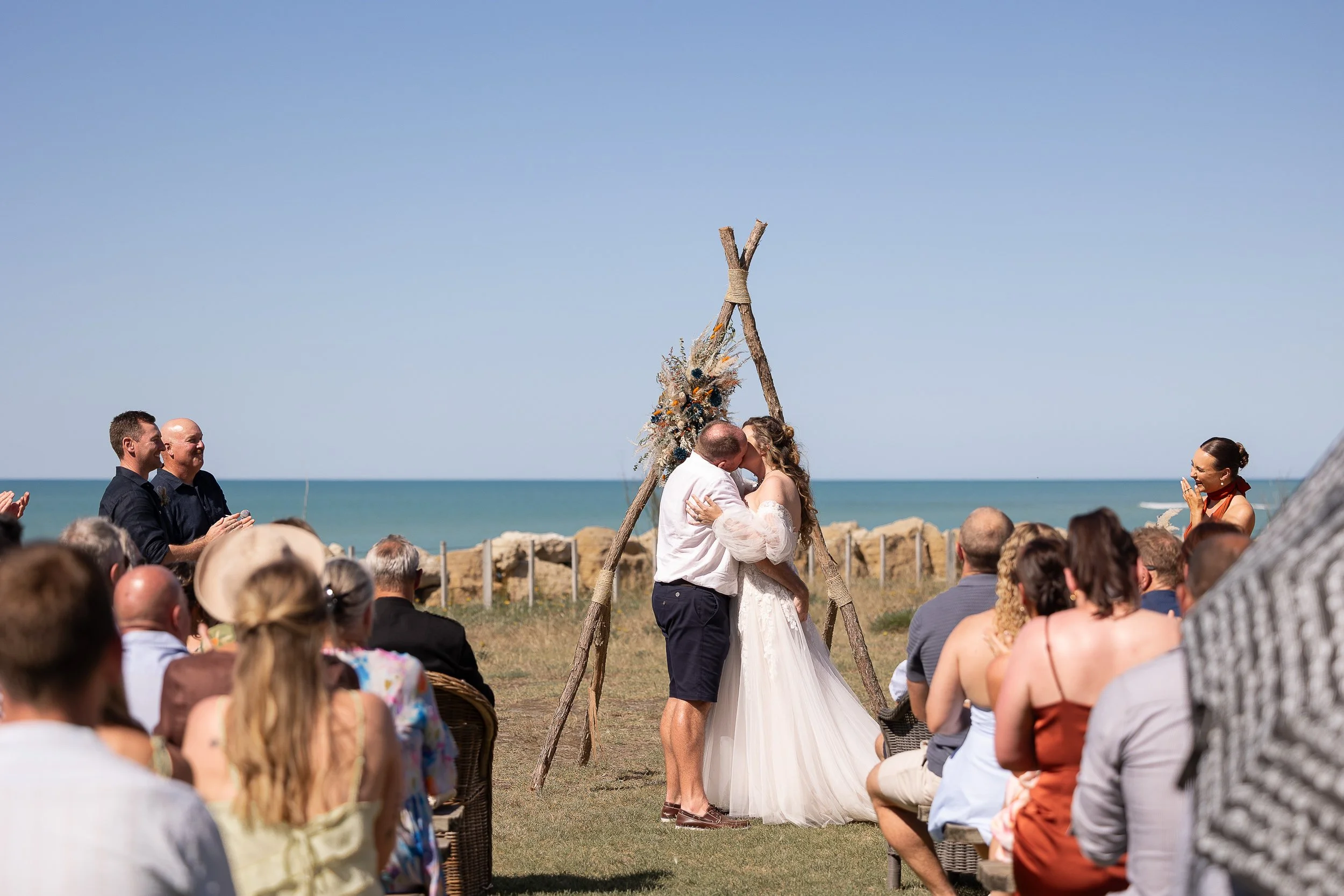 first-kiss-at-hygge-wedding-in-napier-hawkes-bay