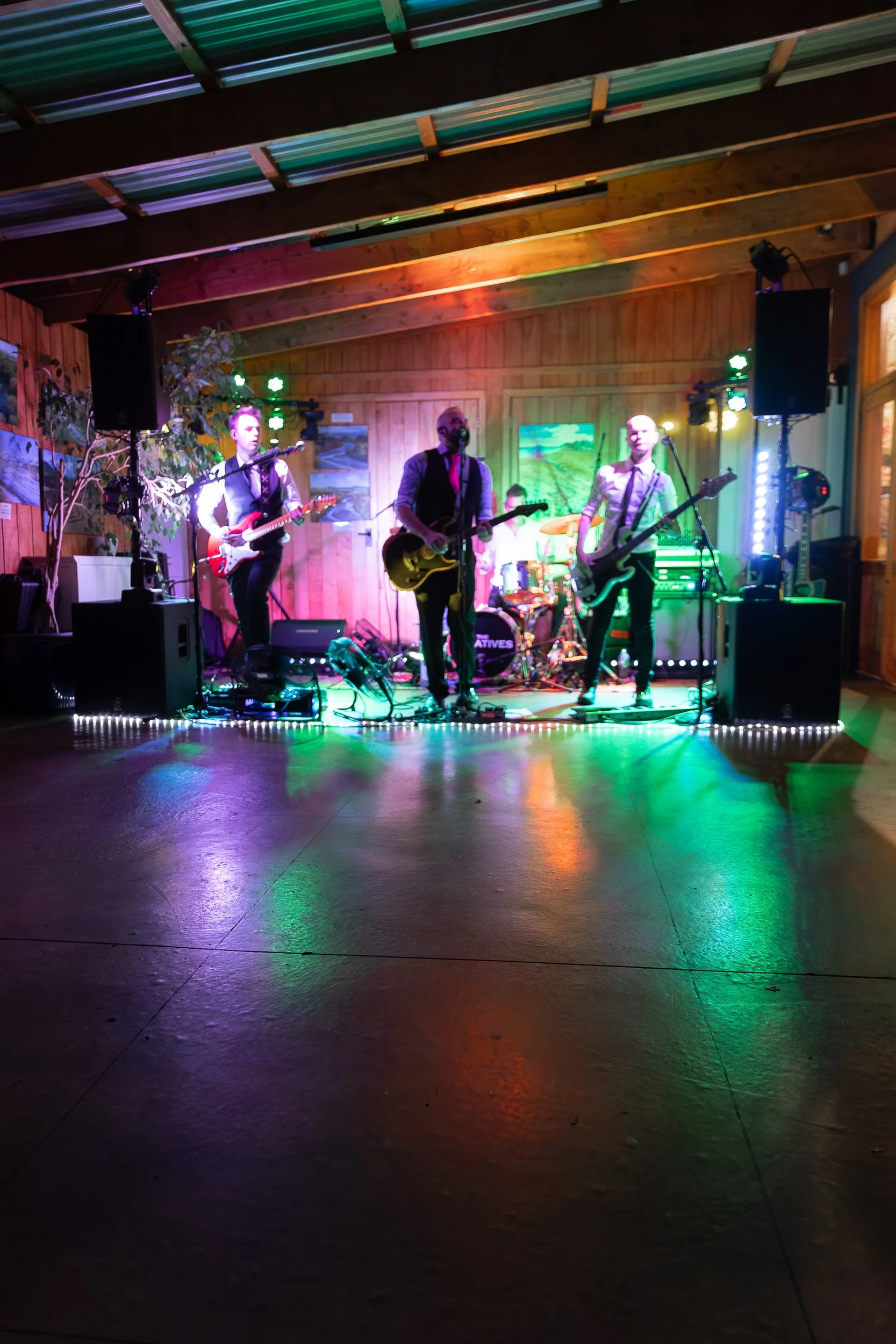 band-on-dance-floor-at-hawkes-bay-wedding