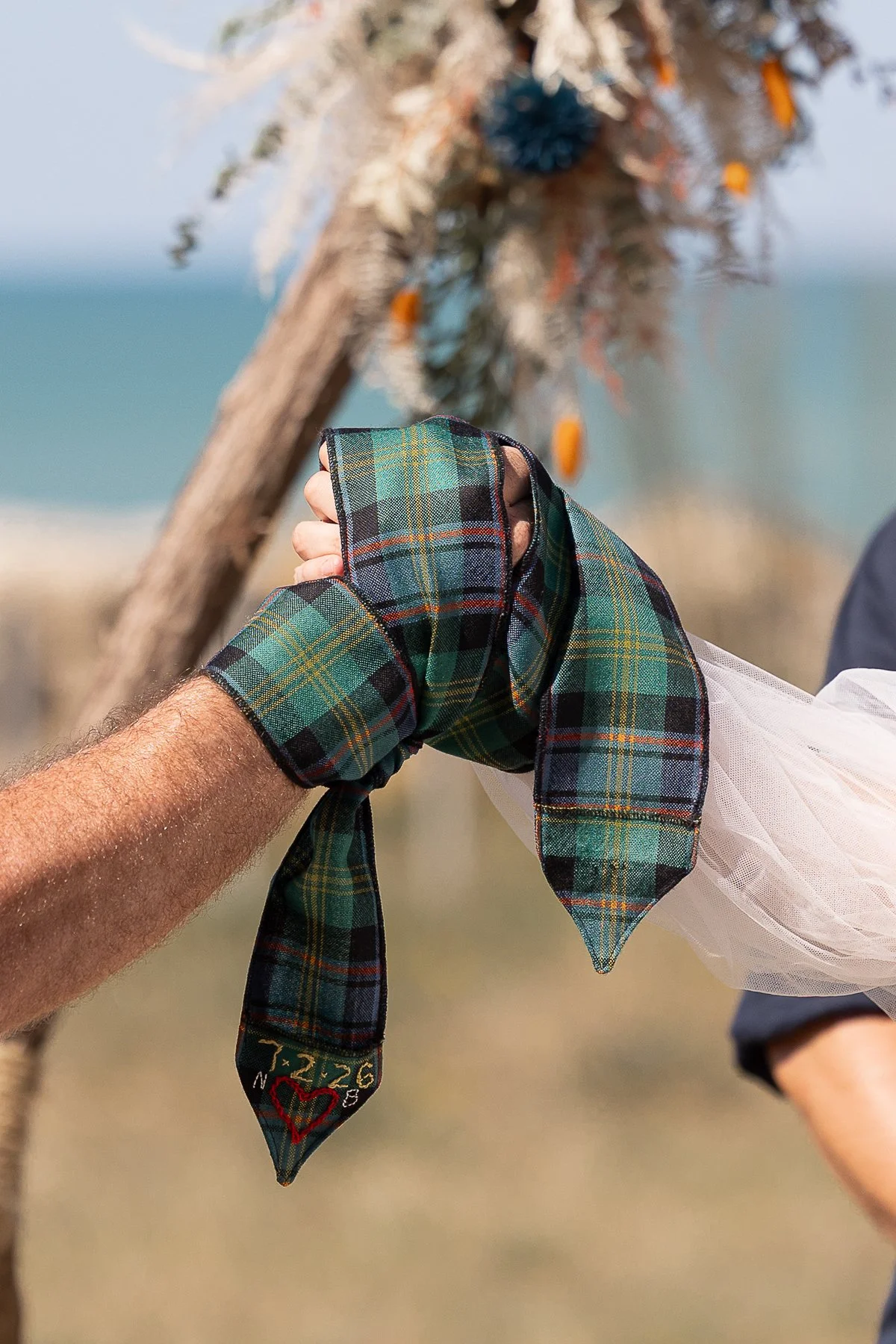 handfasting-at-scottish-wedding-in-hawkes-bay