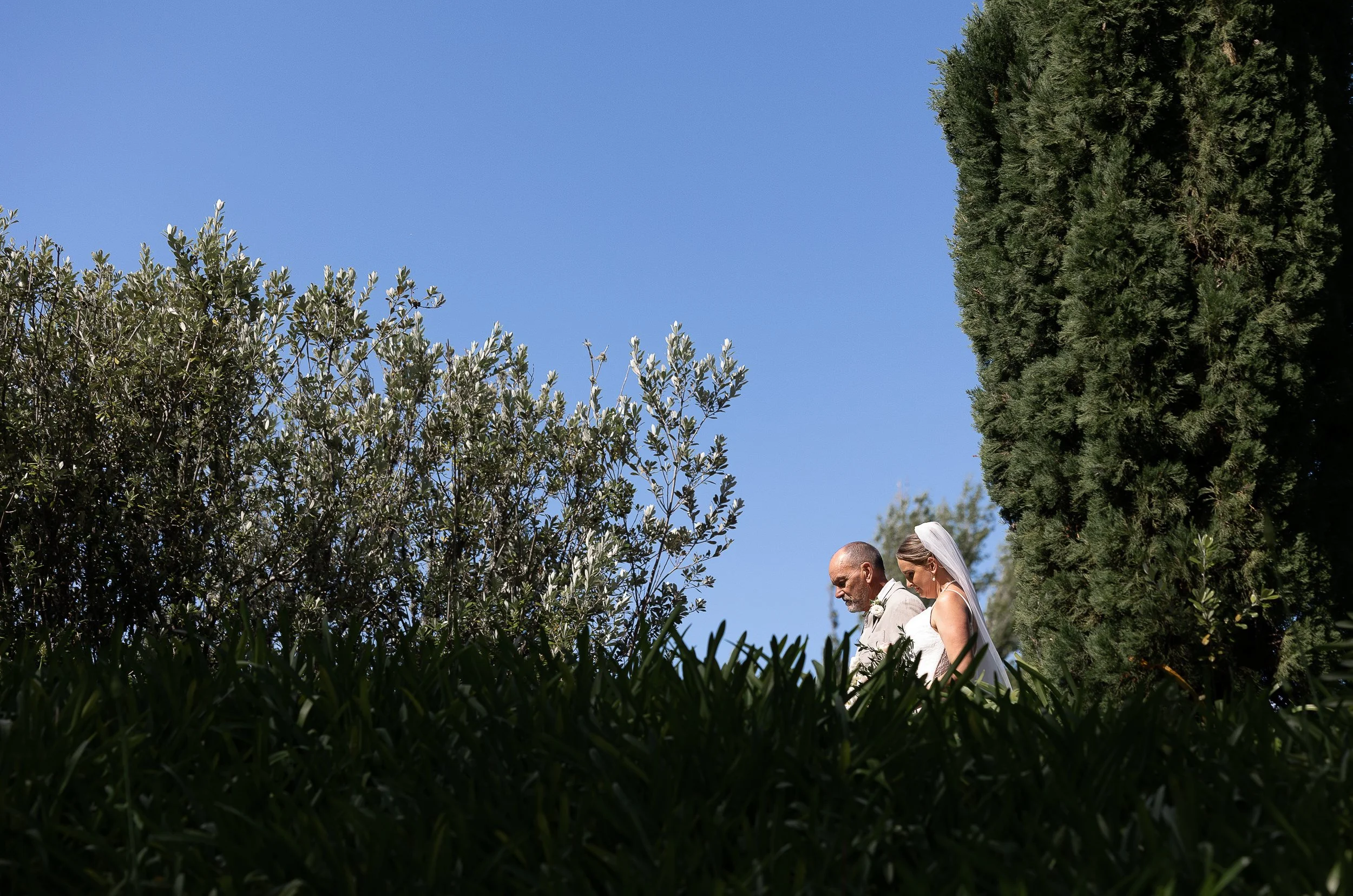 bride-arrives-at-the-river-room-hawkes-bay-wedding-venue