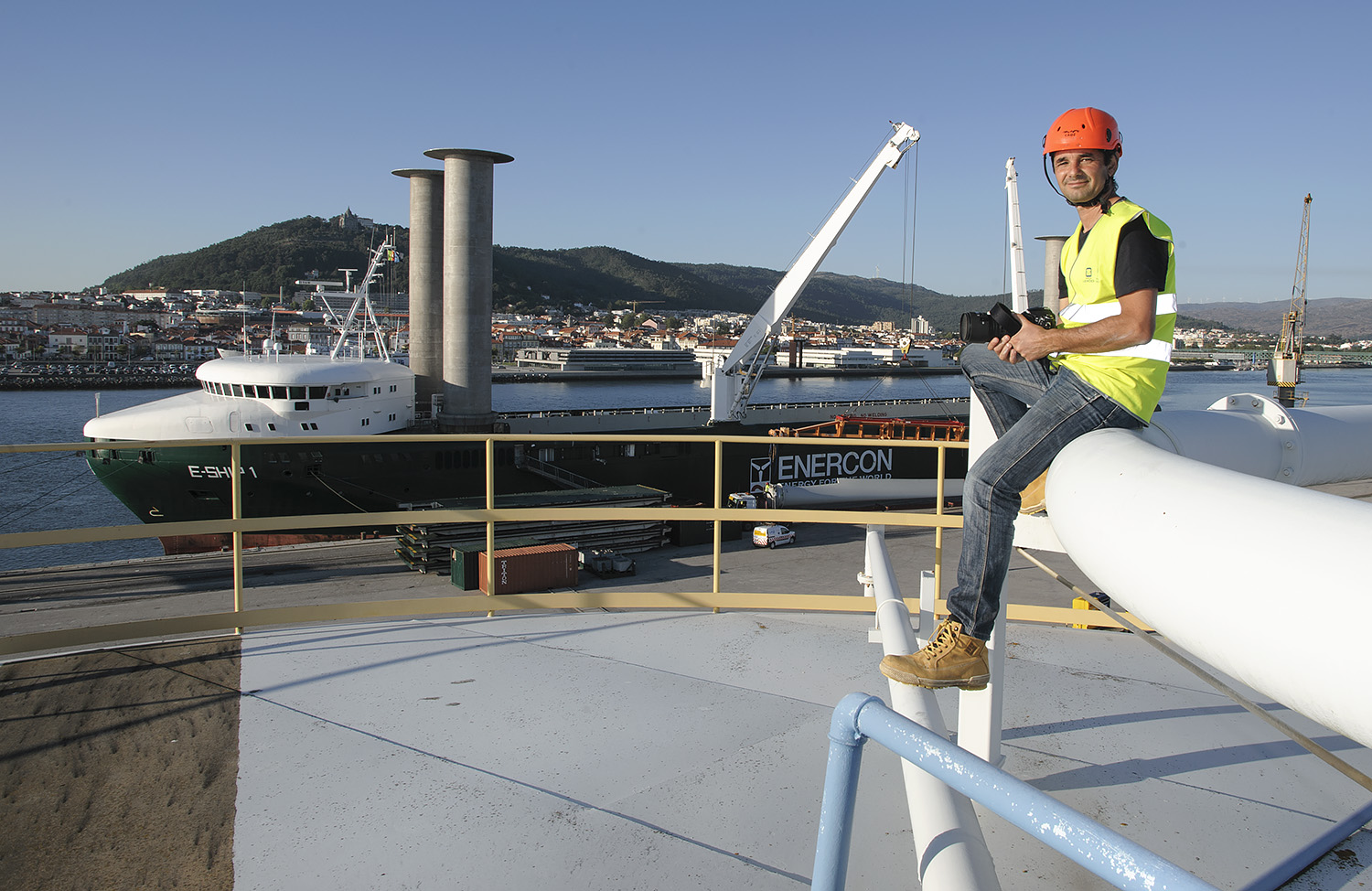 No topo de um silo (a que subi inúmeras vezes), com vista para um estranho navio "à vela"... em sintonia com as pás eólicas que está a carregar. 