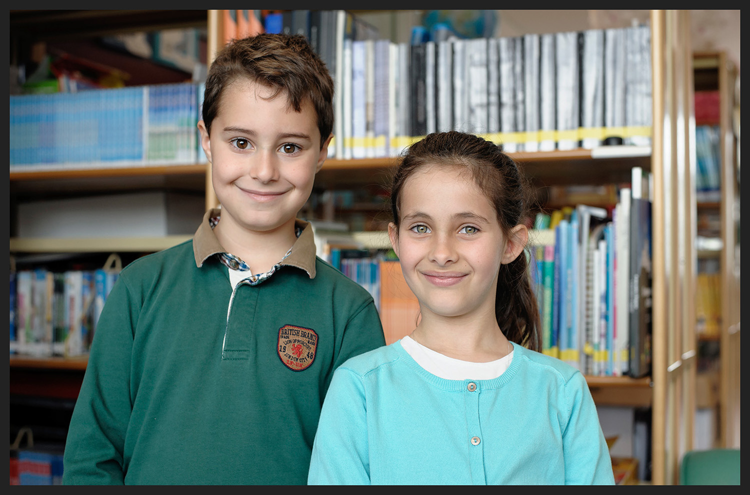 Jovens alunos de uma novíssima escola pública.