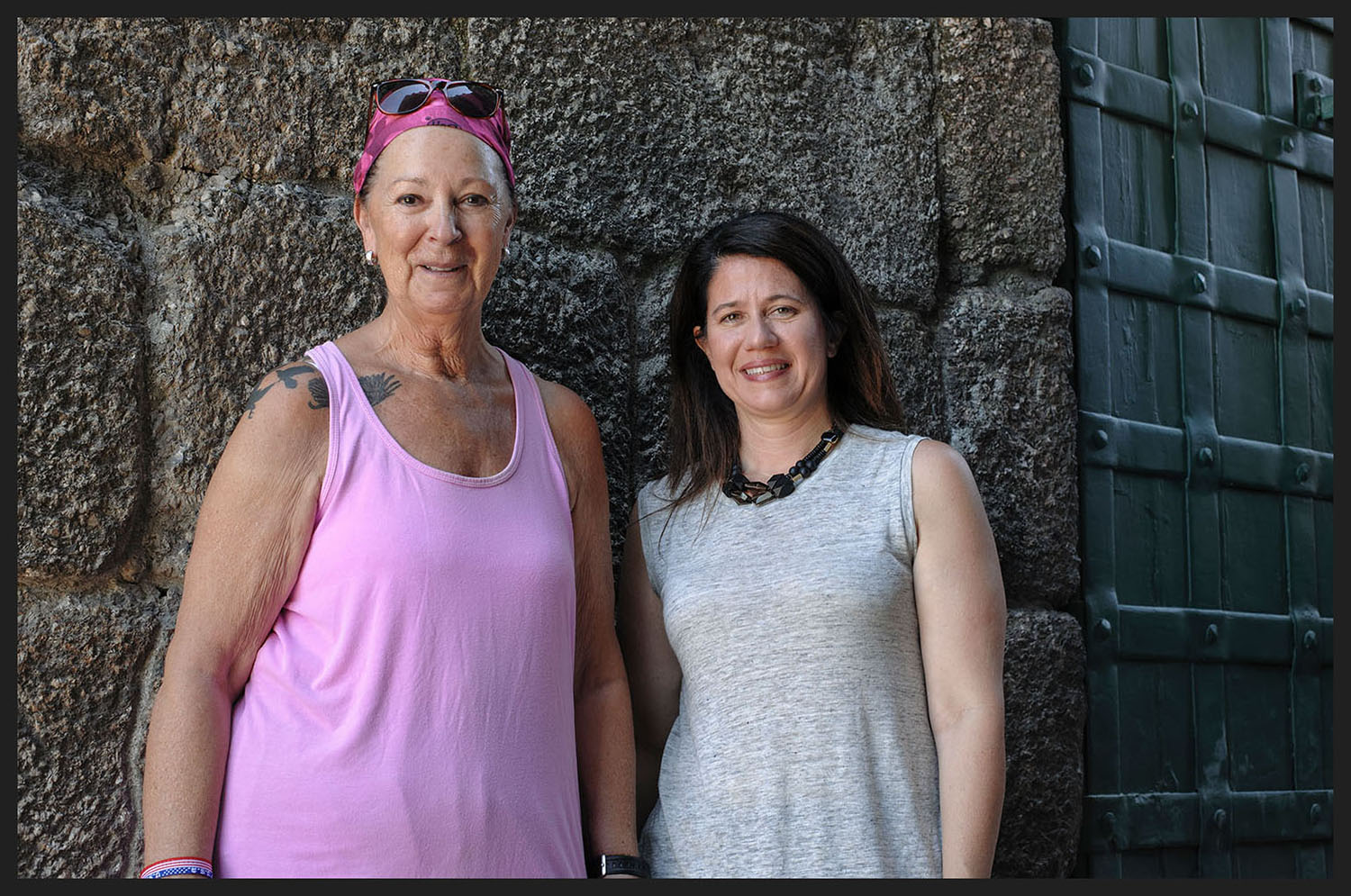 Diane Diyons e Lena Davis, turistas de Seattle de visita ao "renovado" Castelo de Guimarães. 