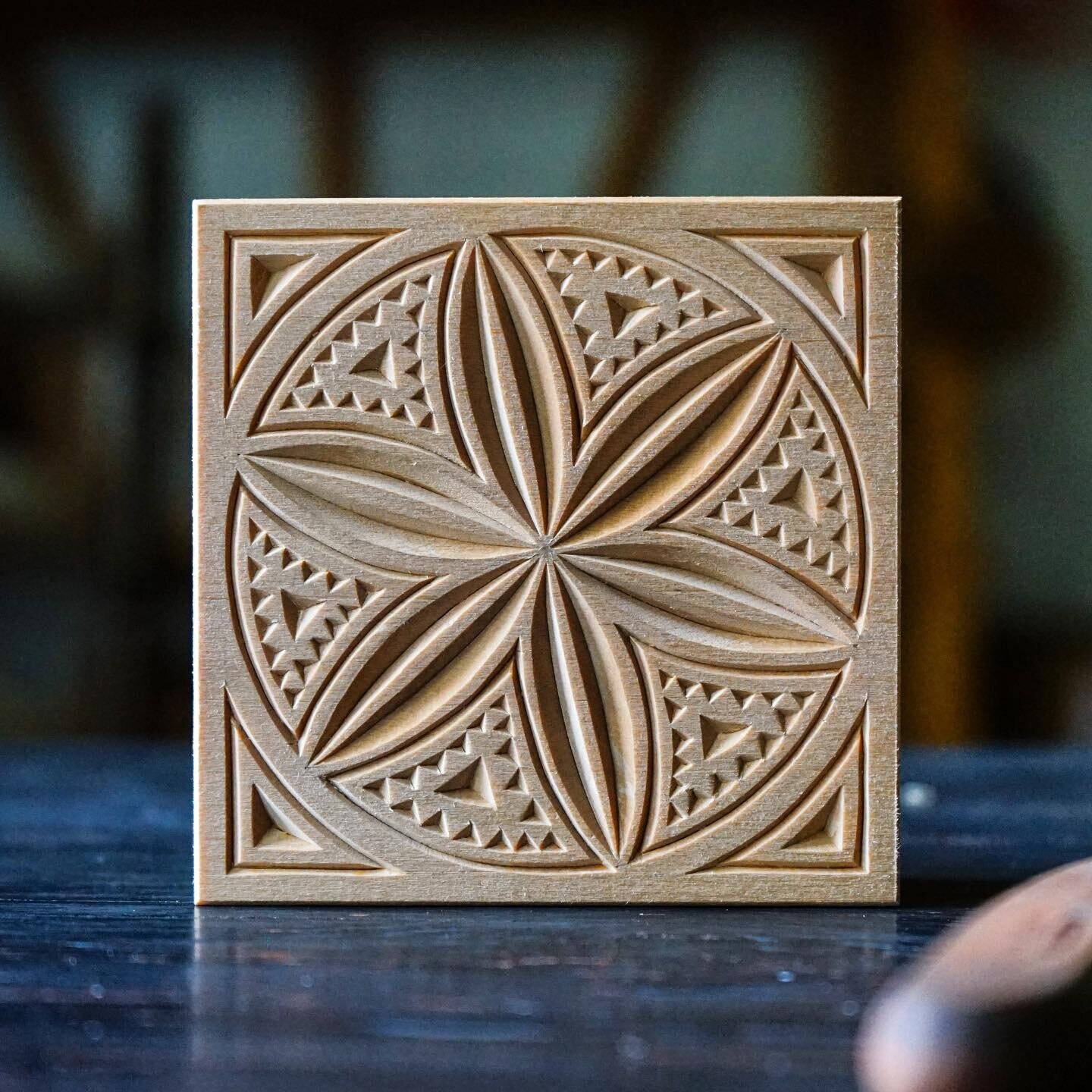 A sample tile for finish testing.
​
​#woodcarving #chipcarving #apotropaic
​