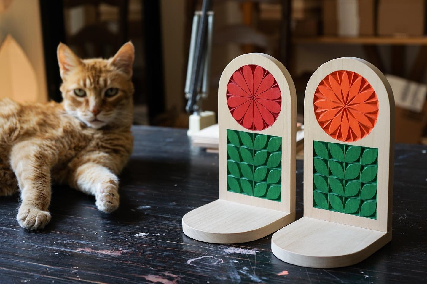 Two curios shelves, now available in my studio shop. Link in my bio.
​
​#woodcarving #chipcarving #catsofinstagram #flowers
​