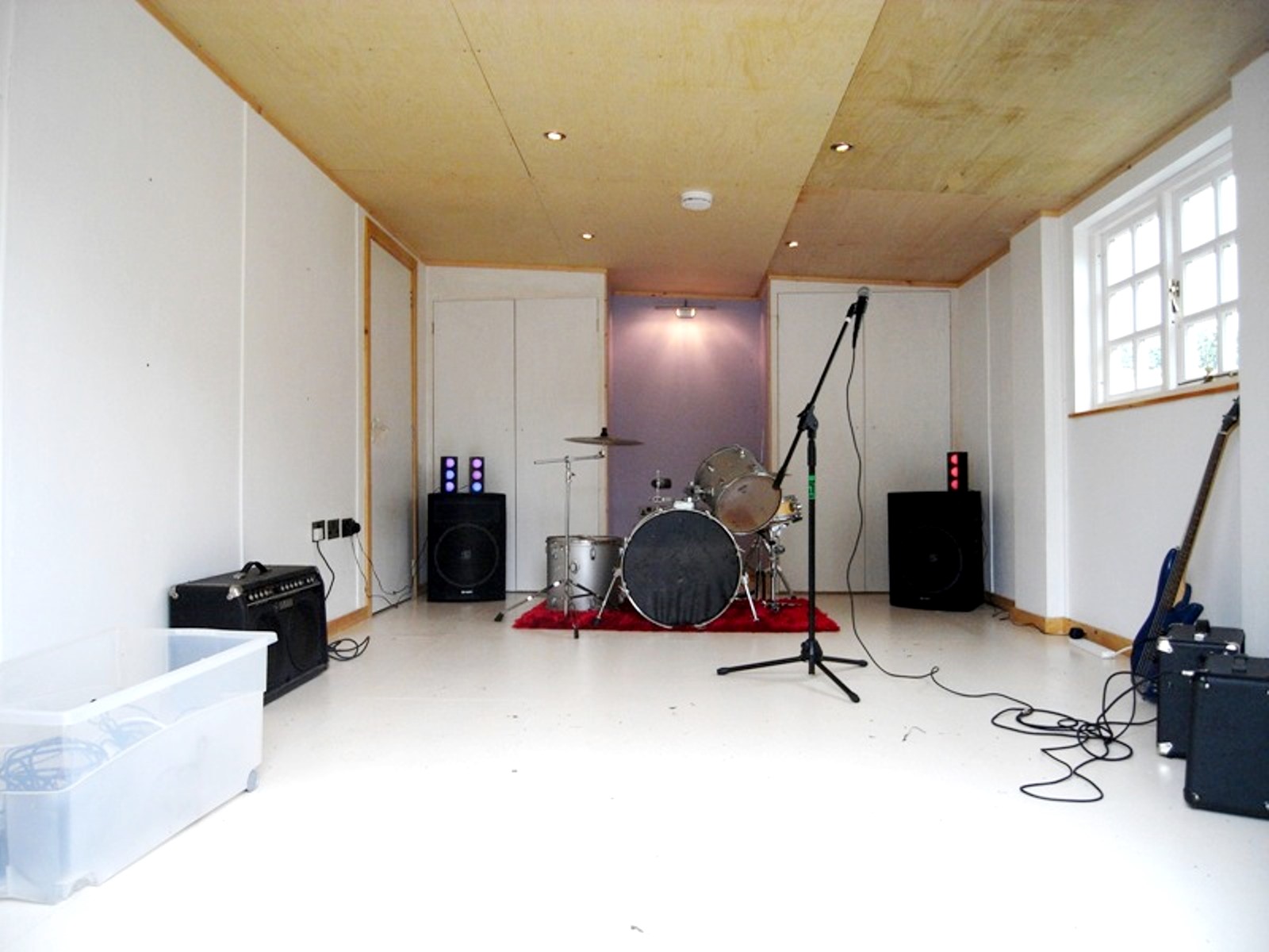 THE ROCK ROOM, EAST HARPTREE, CHEW VALLEY UK