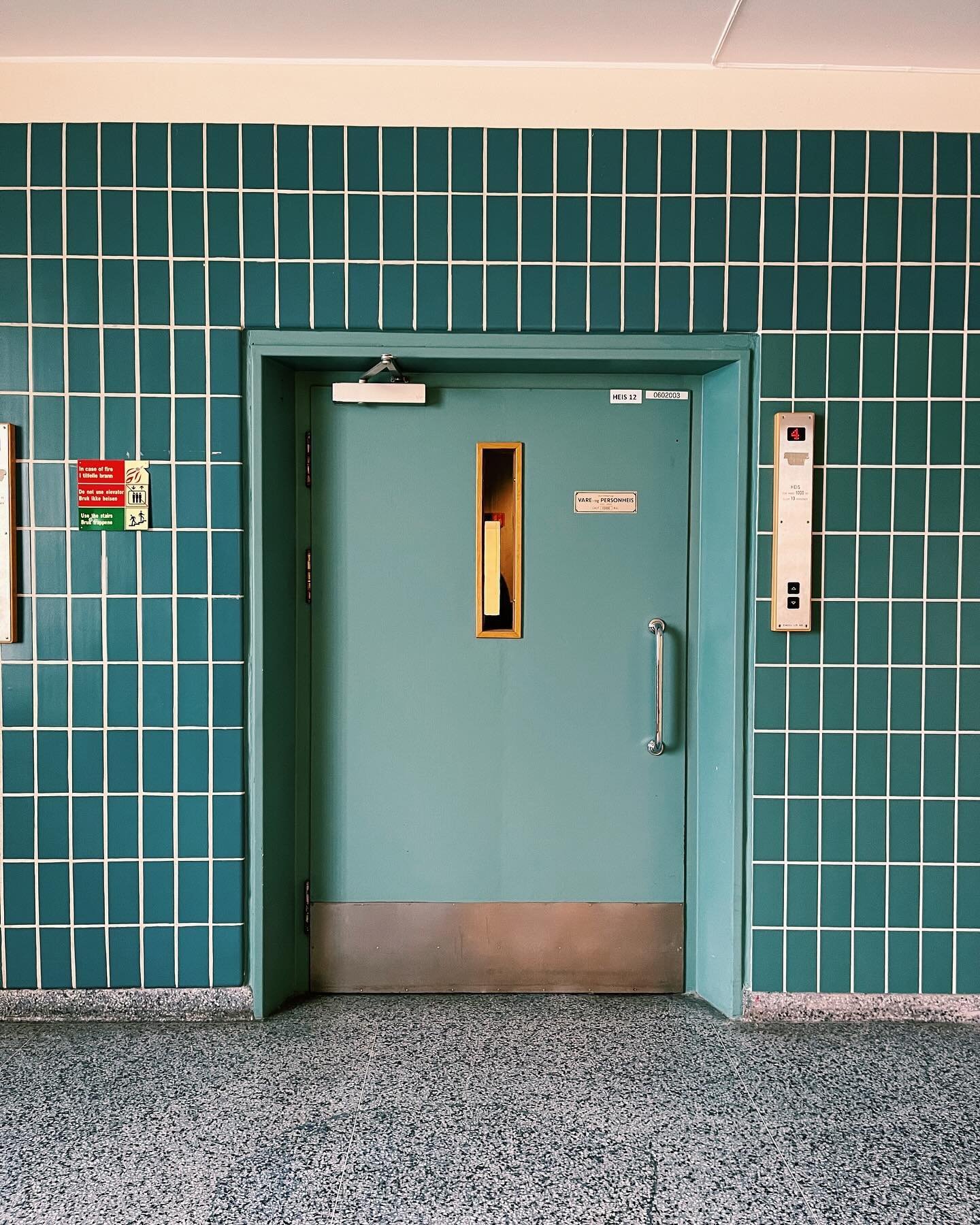 Tutto bene, va tutto bene. In sala d&rsquo;aspetto ascoltano messaggi vocali a velocit&agrave; raddoppiata in lingue a me sconosciute. C&rsquo;&egrave; un tavolo rotondo in mezzo senza nessuna funzione. Un altro tavolo quadrato con le gambe storte, c