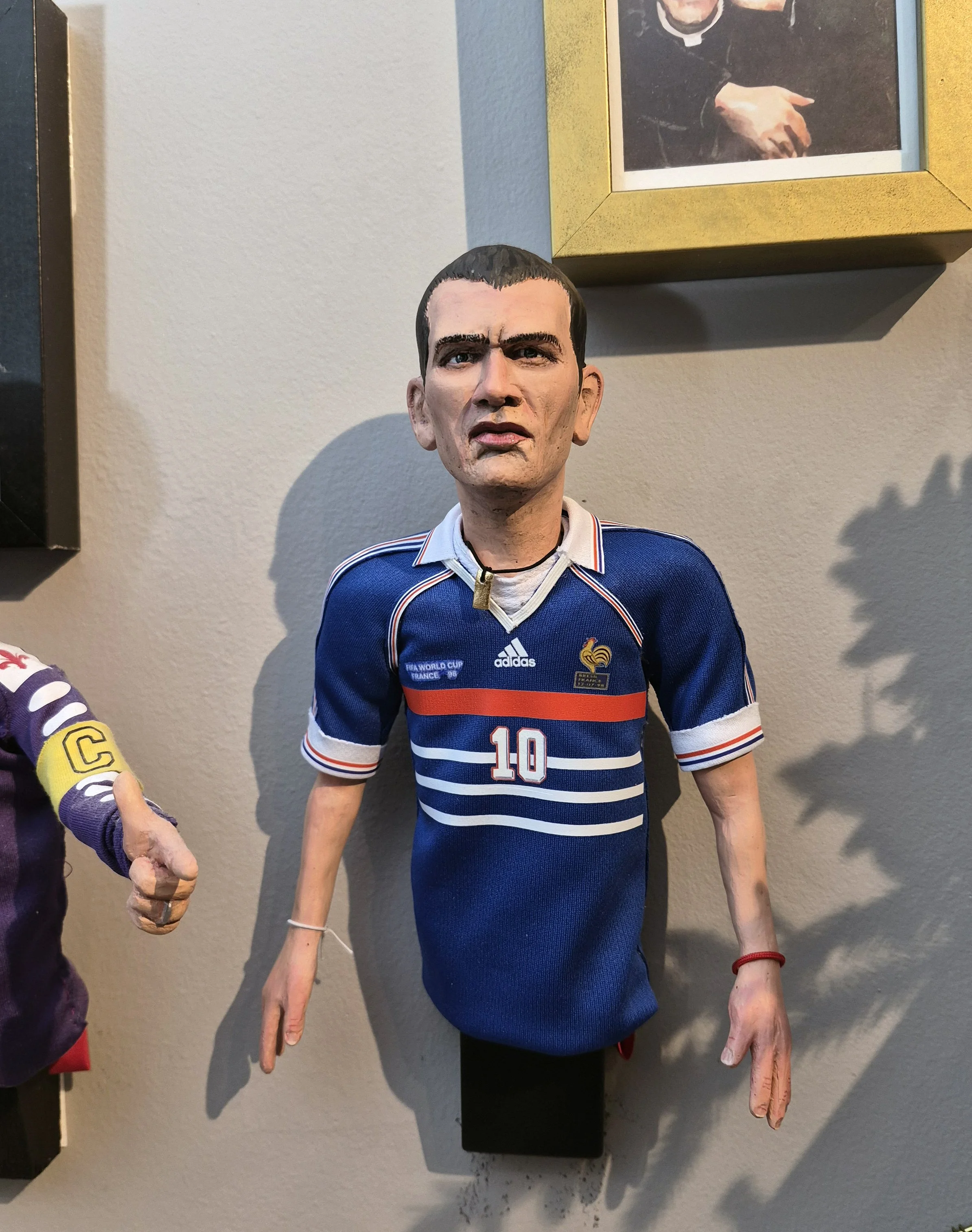 zizou on wall 2.jpg