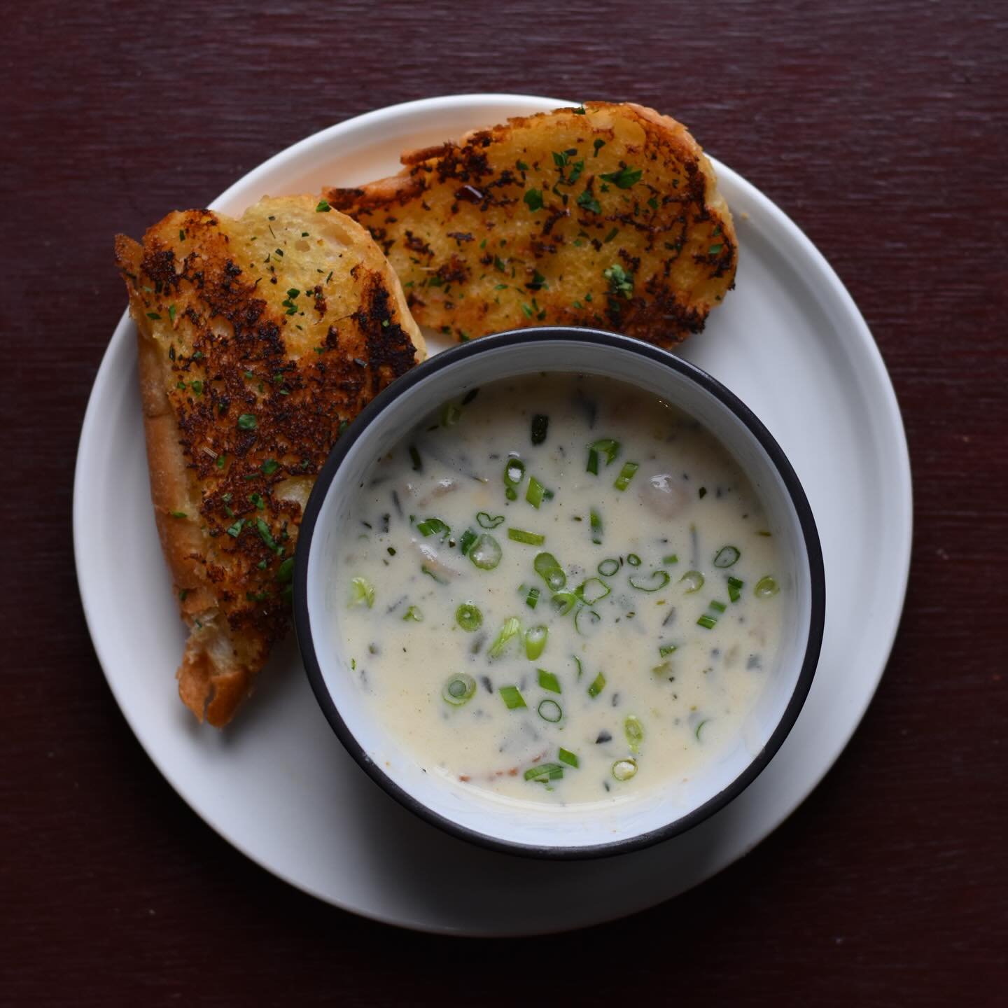 Brrrrr 🥶 This weather calls for Bacon Cheddar Beer Cheese Soup with Garlic Bread. 

And of course a beer or 2 🍻