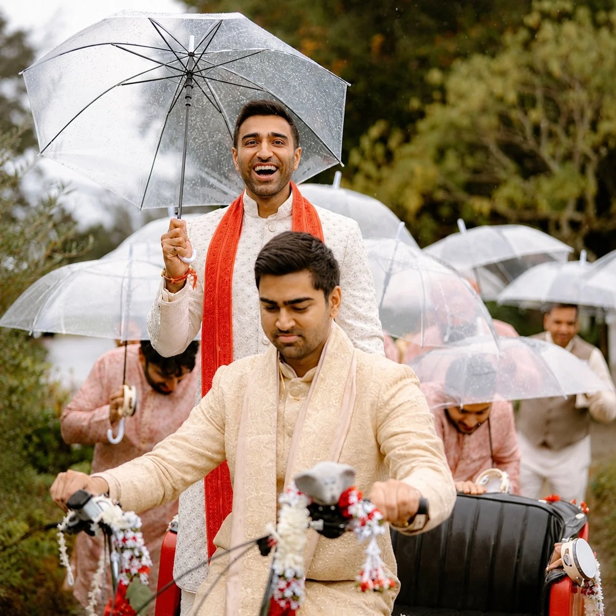 01_wedding_procession_in_light_rain.jpg