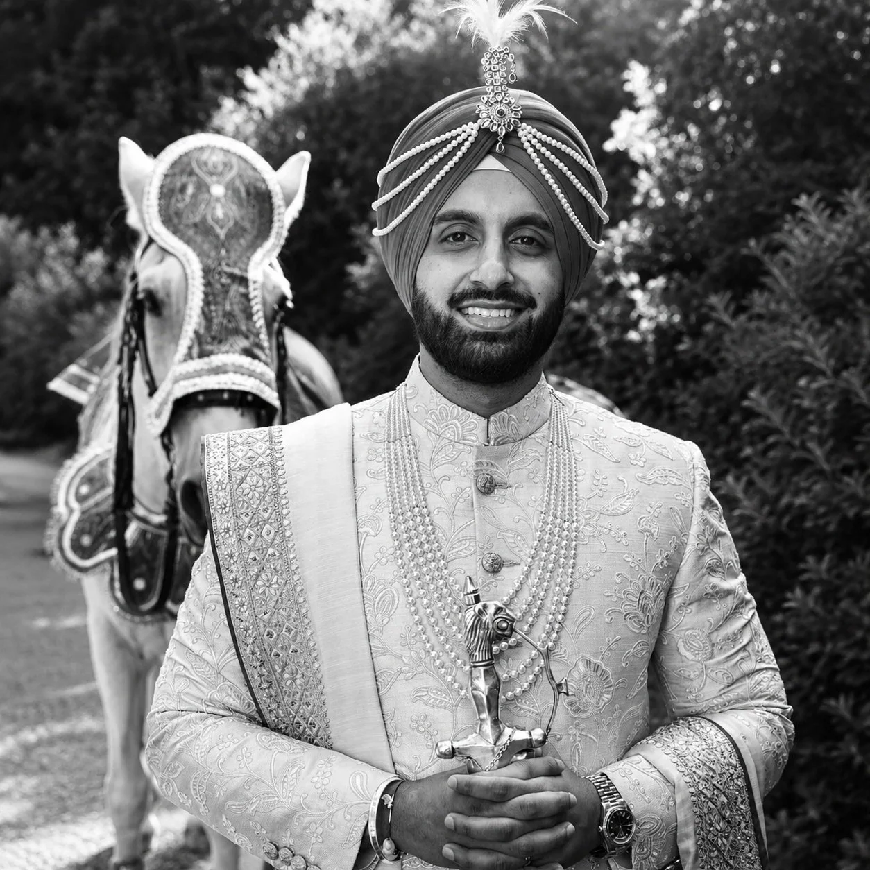 07_groom_horse_black_white.jpg