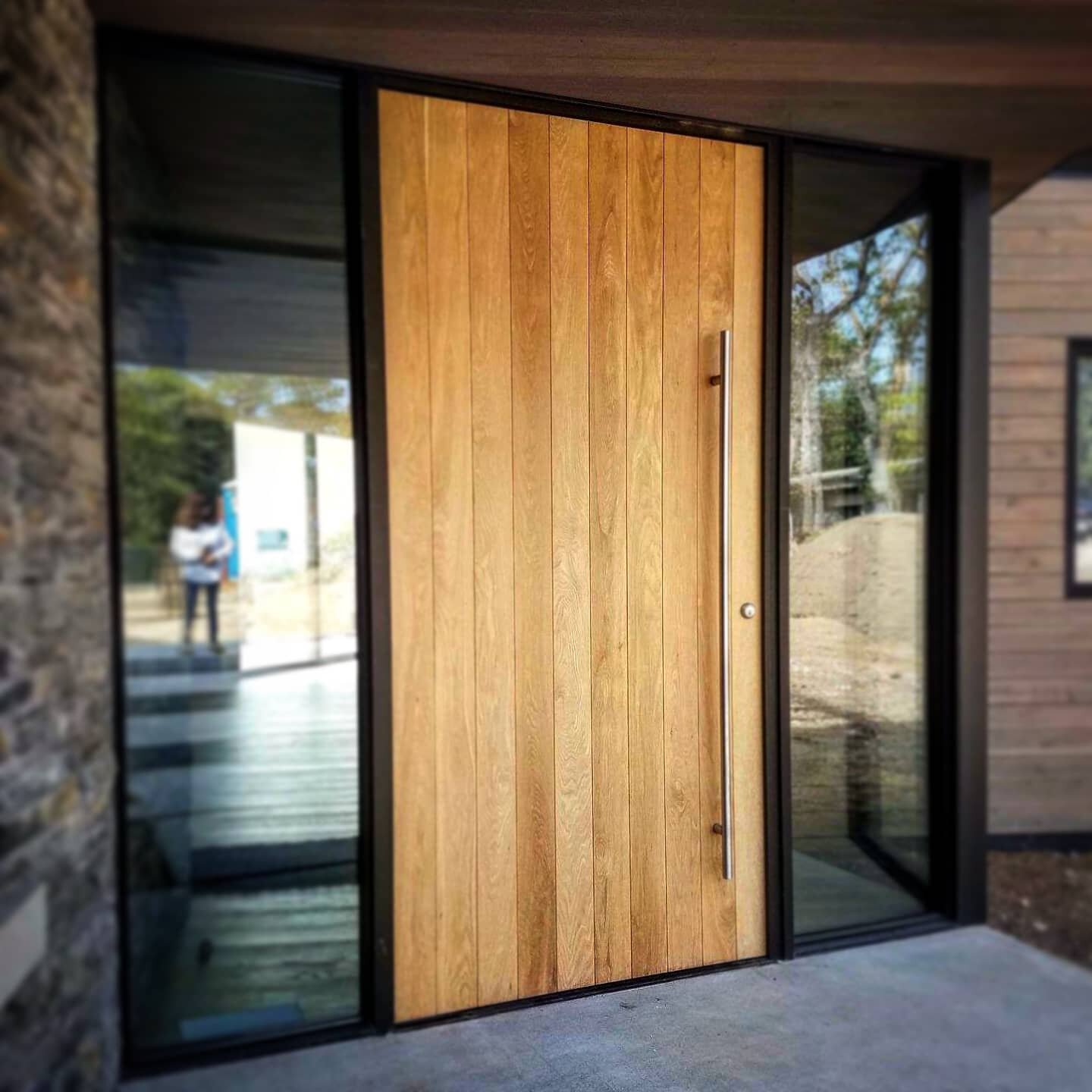 Remember that 4/7 x 9/0 x 2-3/8&quot; thick Oak monster door with the Fitsjurgens pivot? Here it is installed and making it's statement. #tanddinc #notjustanotherdoorshop #thatsaheavydoor #whitebirdwoods #grozaconstruction
