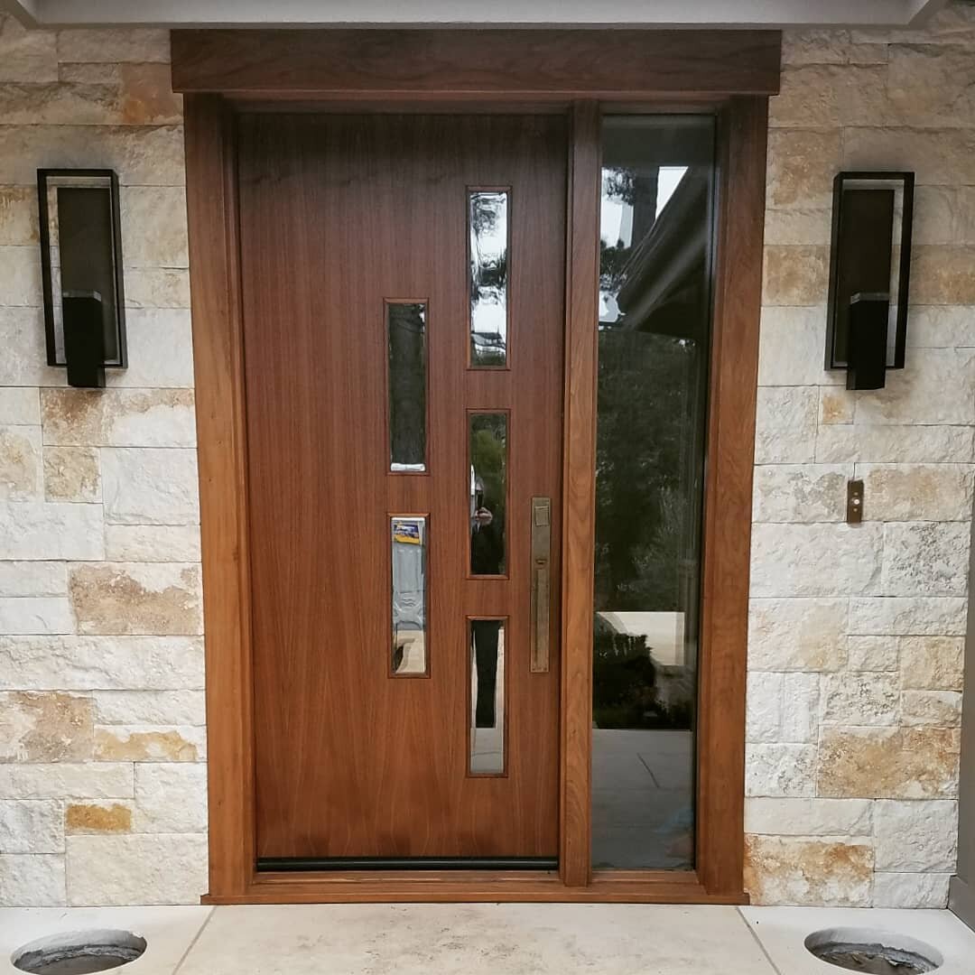 Here's a custom Simpson Walnut Entry from last year with a full height glass sidelight. A great blend of modern and Carmel by the Sea. .
.
.
.
.
.
.
#curbappeal #eyecatcher #simpsondoor #carmelbythesea #entrydoor #walnutdoors #modernrustic #architect