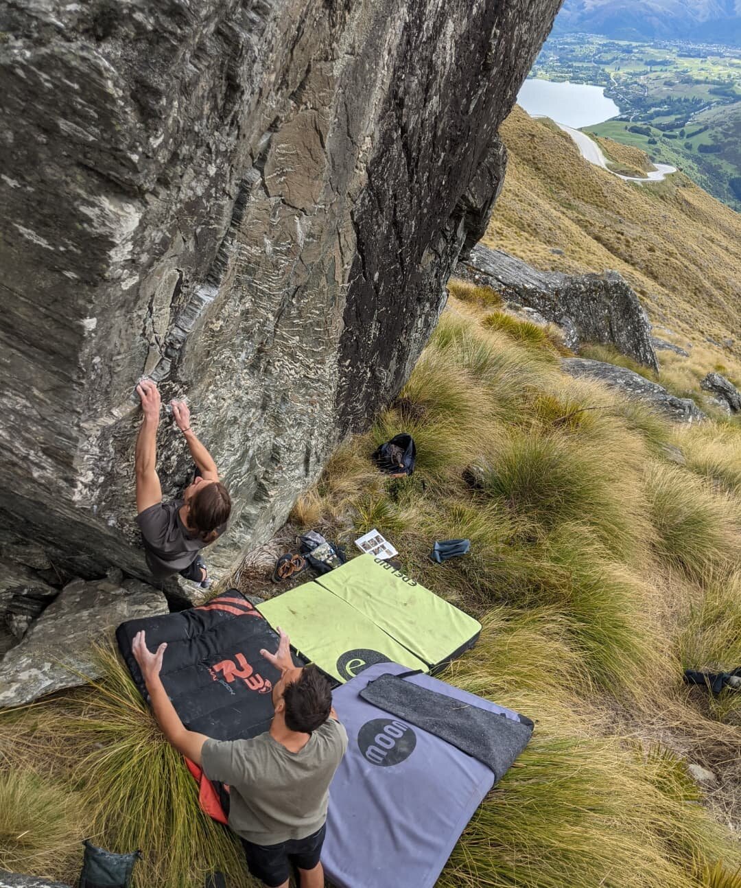 Have you been out to Rastus Burn boulders? Here are a couple of the boys out for Saturday sesh
@j_hewson
@bobbyzalac
@brian_daly88

#queenstown #climbhard #newzealandclimbing #climbhigh #outdoorlife