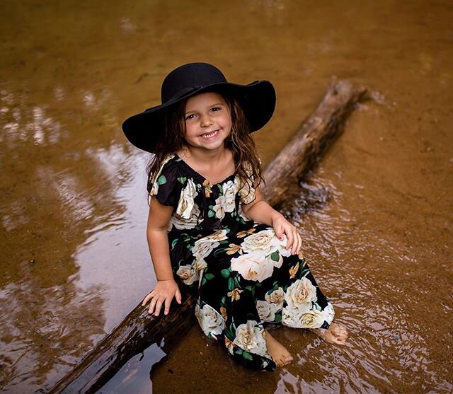 Creek sand in her hair, don&rsquo;t care✨
...
Outfit from my studio closet! 😍 Not only do u gave super cute and comfy maternity gowns free to use for sessions, but also have dresses for your minis! Variety of styles, colors and sizes are available t