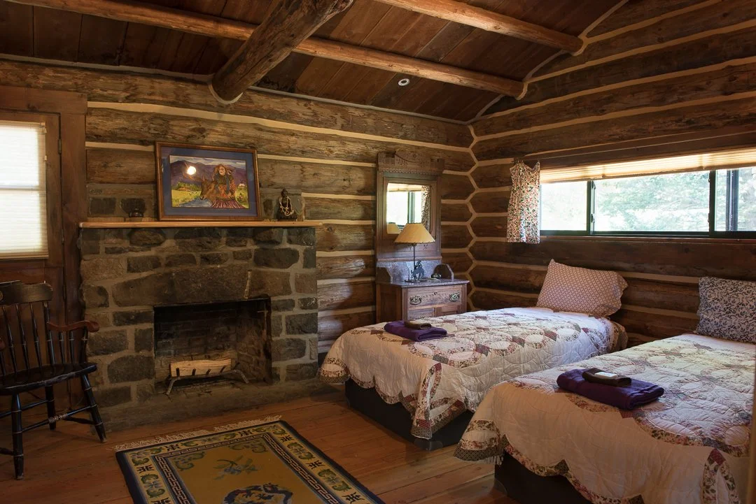 Feathered Pipe Accommodation - Lake Cabin_4.JPG