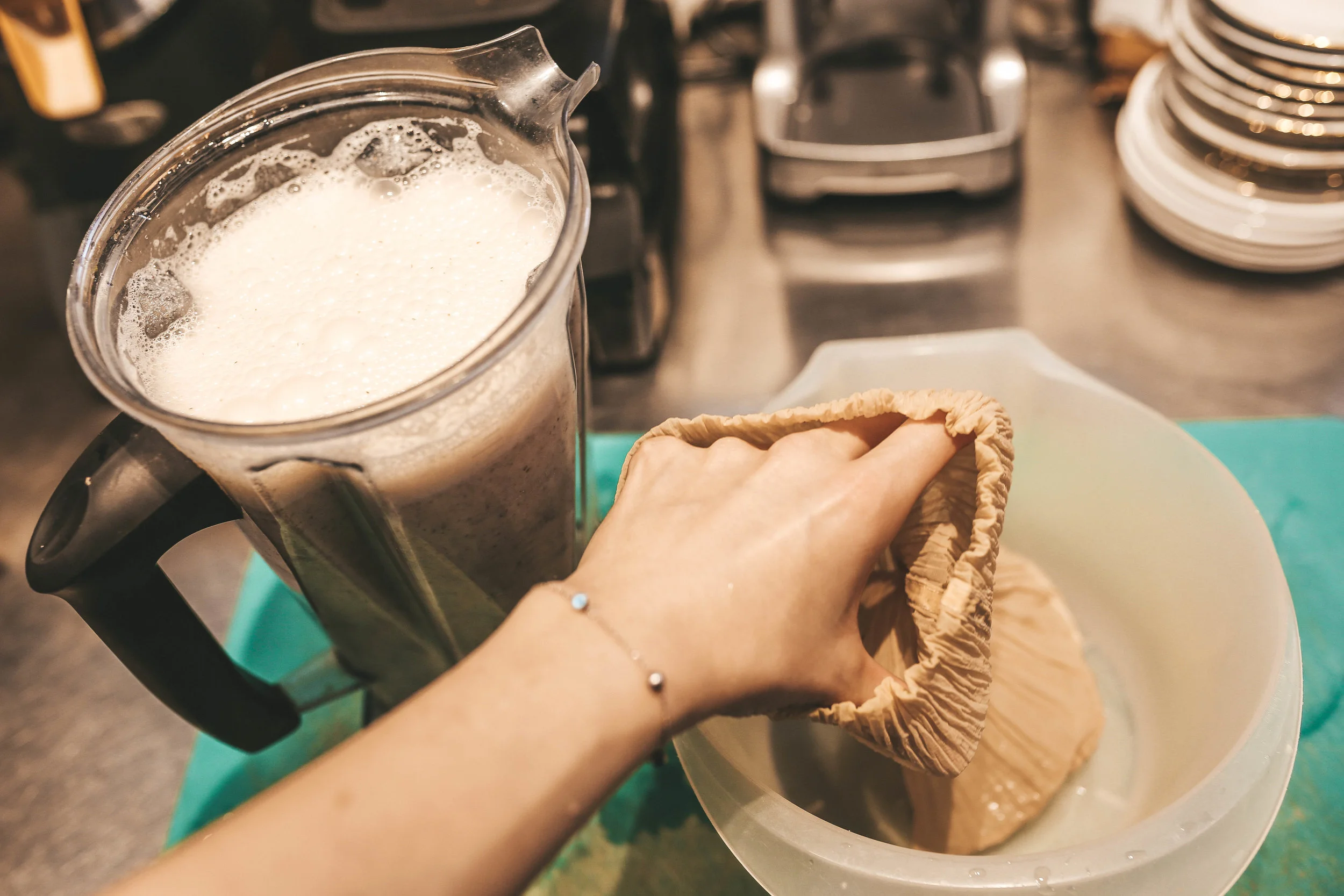 How to Homemade Almond Milk in 4 Steps 