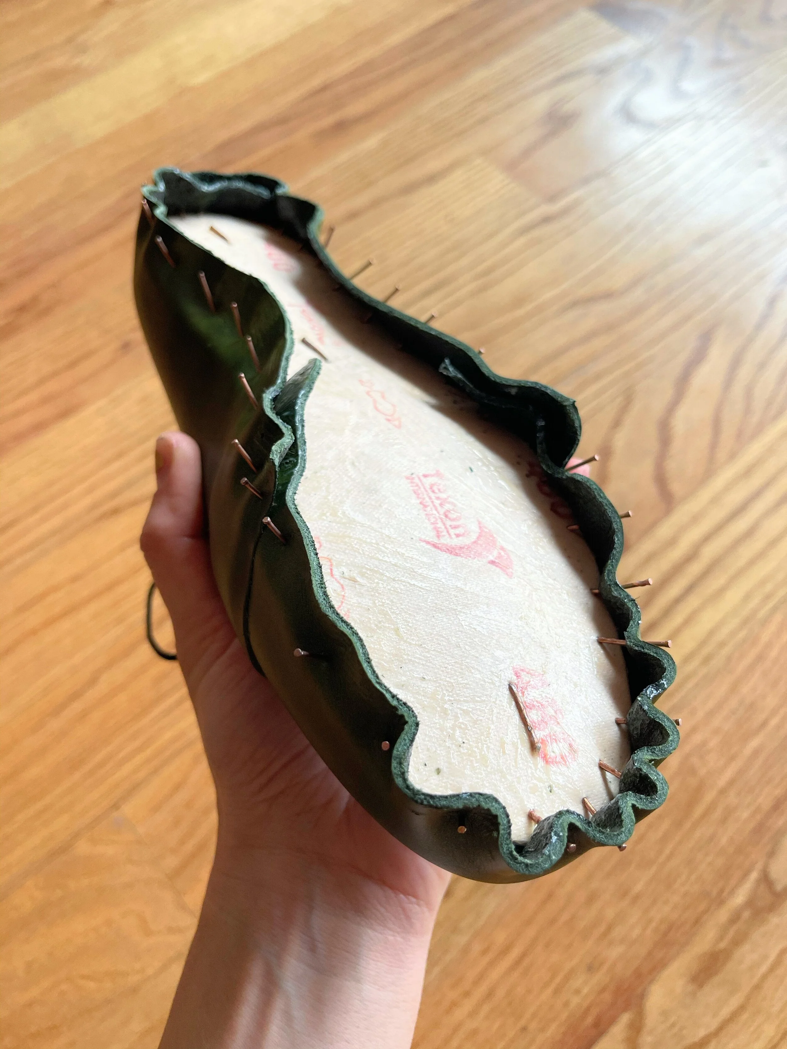 Shoemaking lasting a leather shoe toe